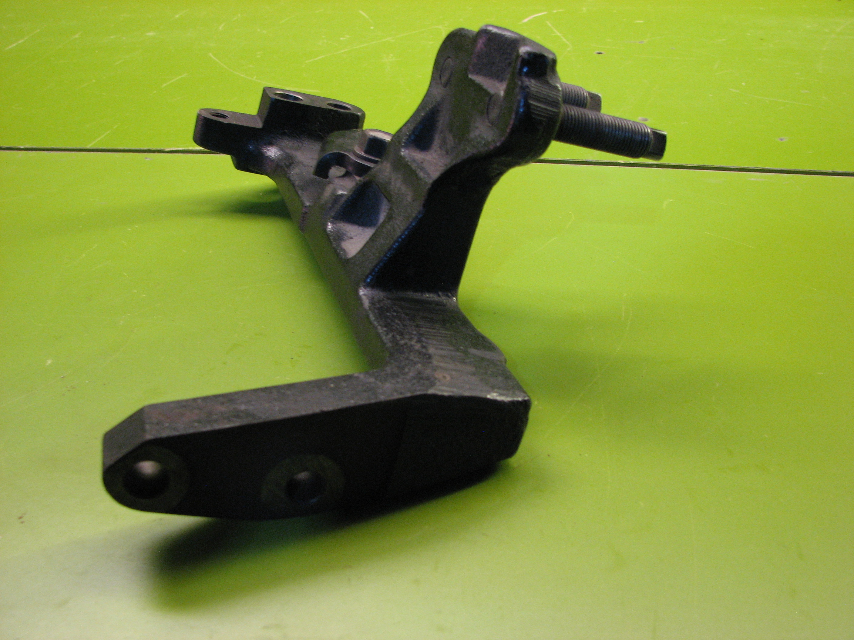 پایه چدنی جلوی موتور کیا-ریو (سایپایی)