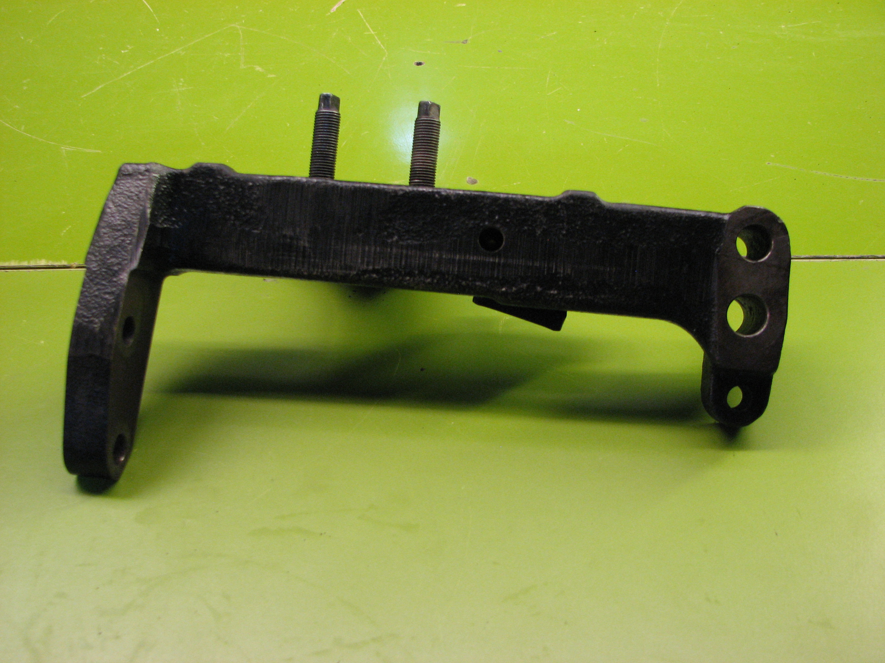 پایه چدنی جلوی موتور کیا-ریو (سایپایی)