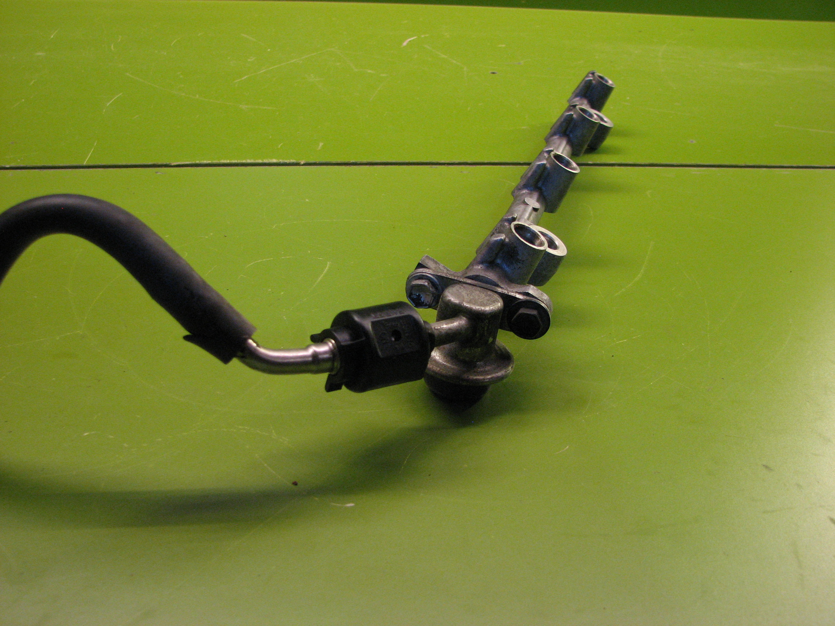 ریل سوخت سوزن انژکتور و رگلاتور بنزین کمری