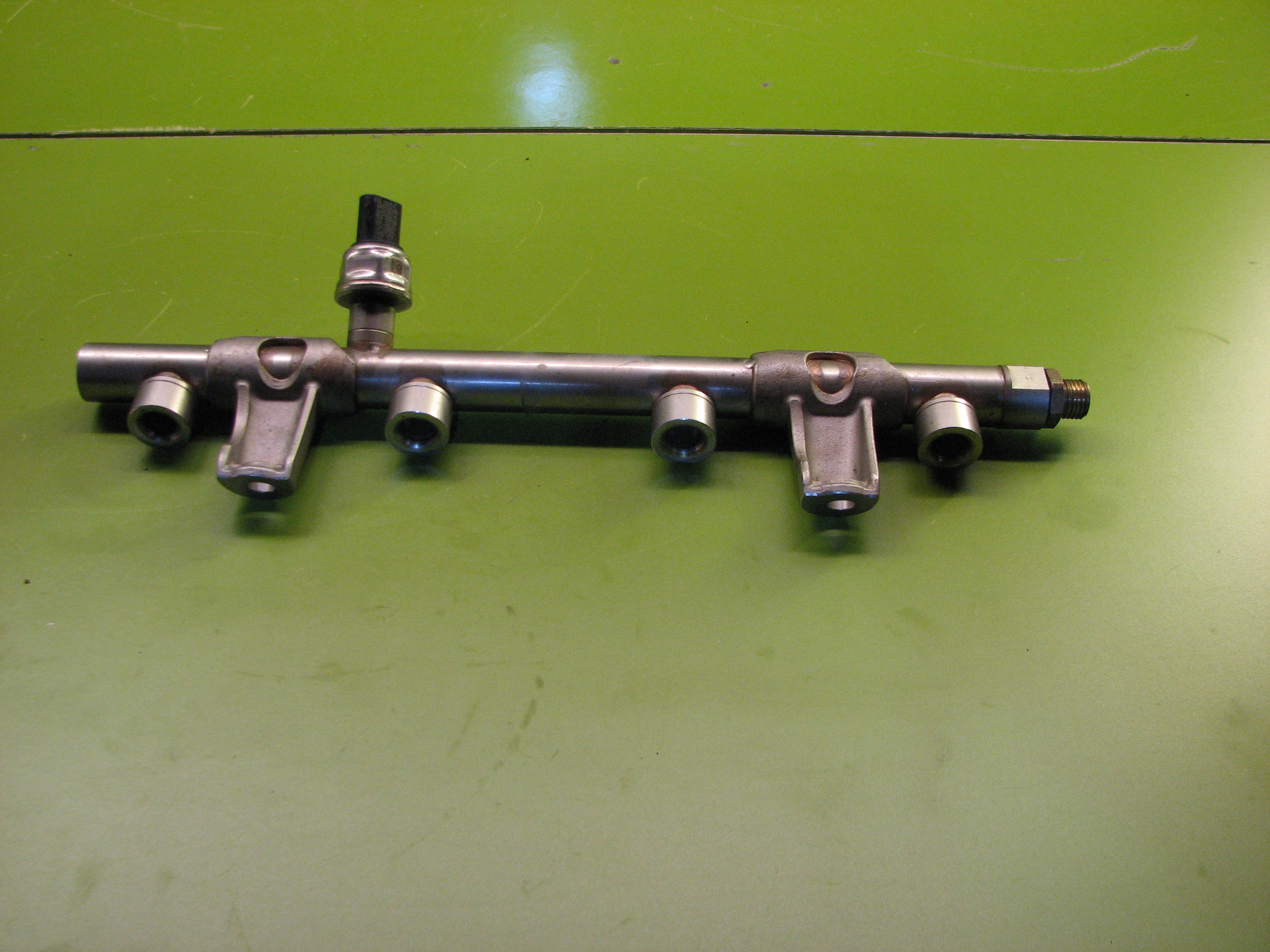 ریل سوخت با سنسور فشار بنزین تیگوان