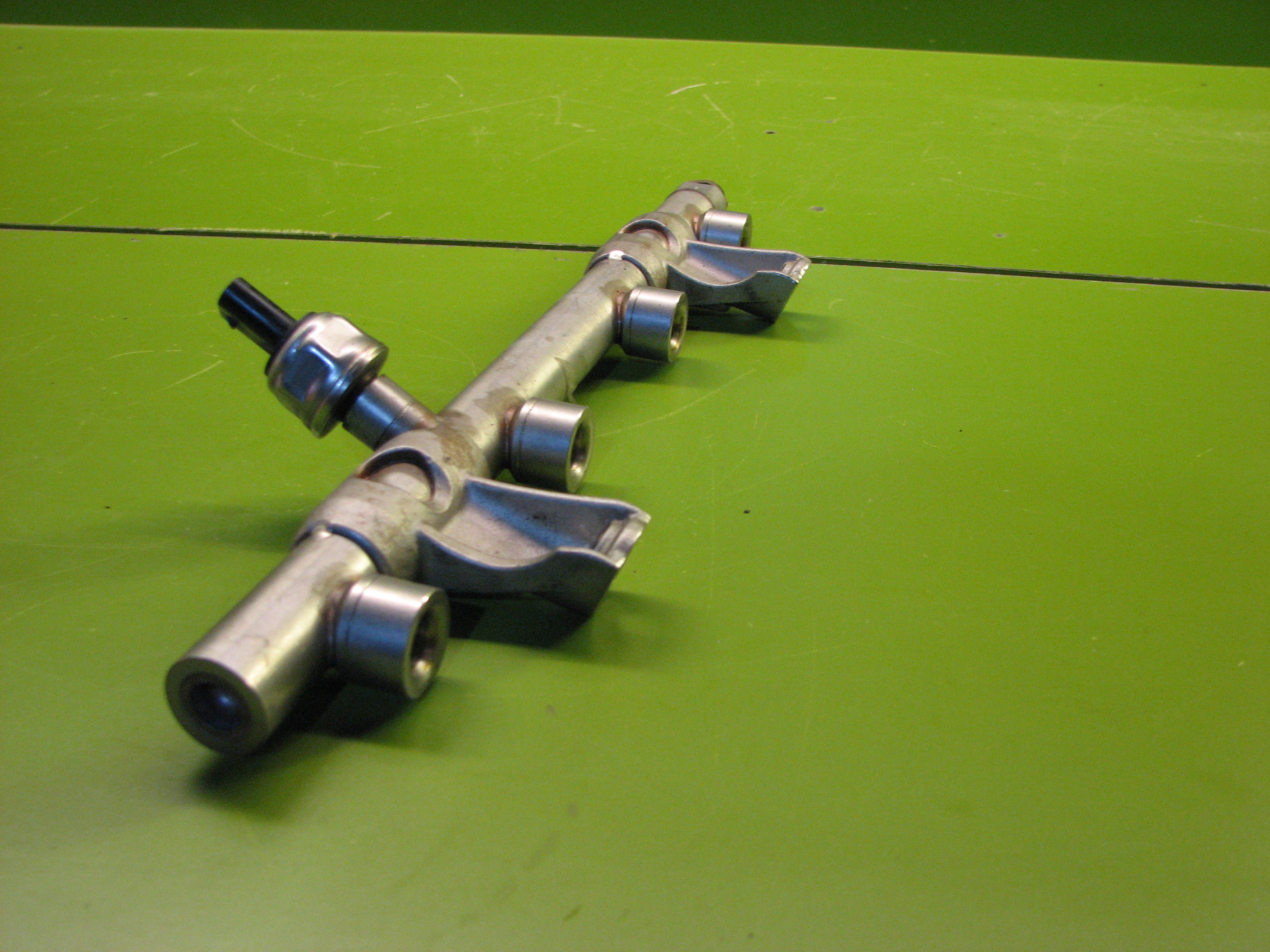 ریل سوخت با سنسور فشار بنزین تیگوان