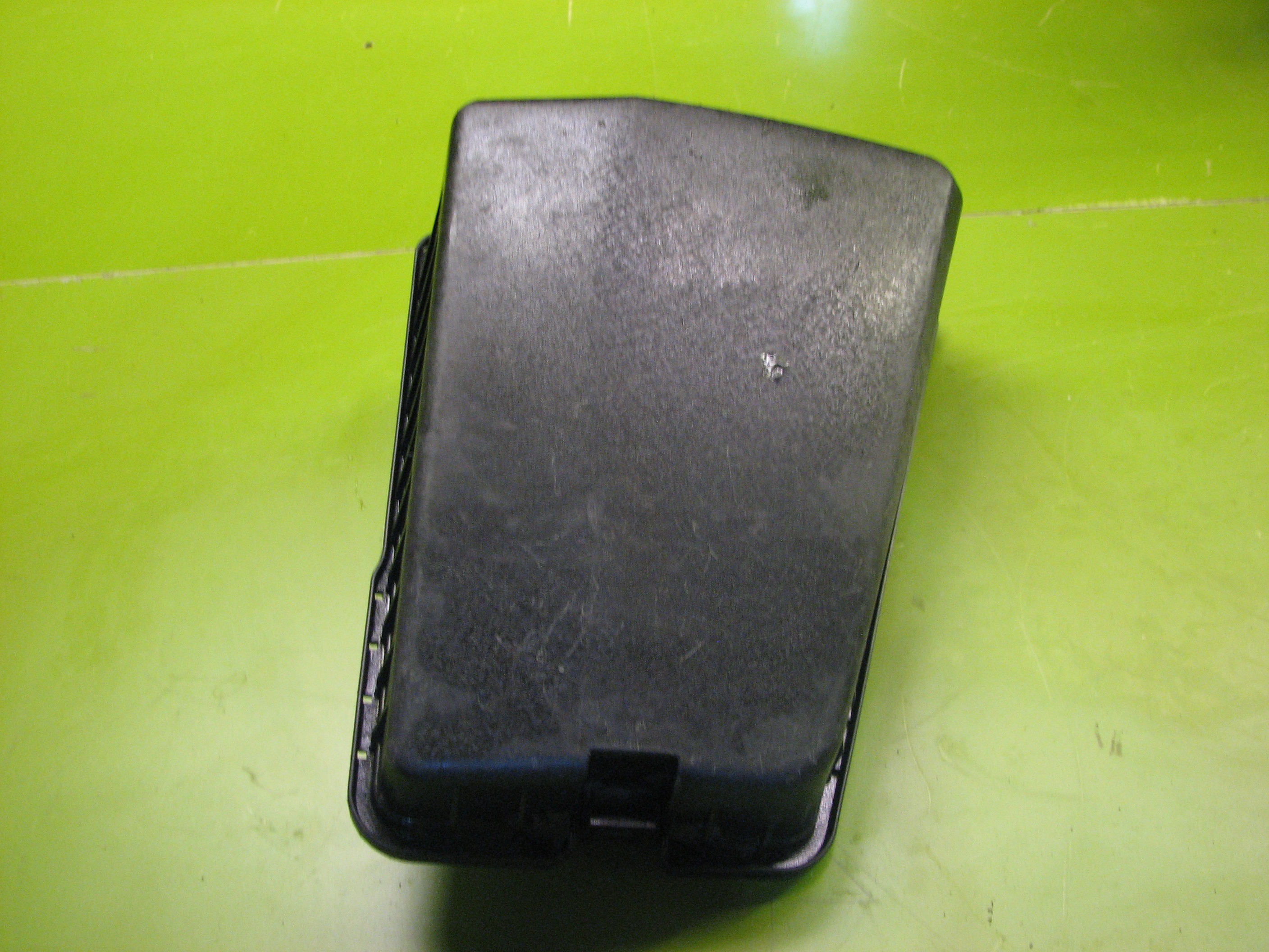 درب جعبه فیوز داخل موتور جنسیس