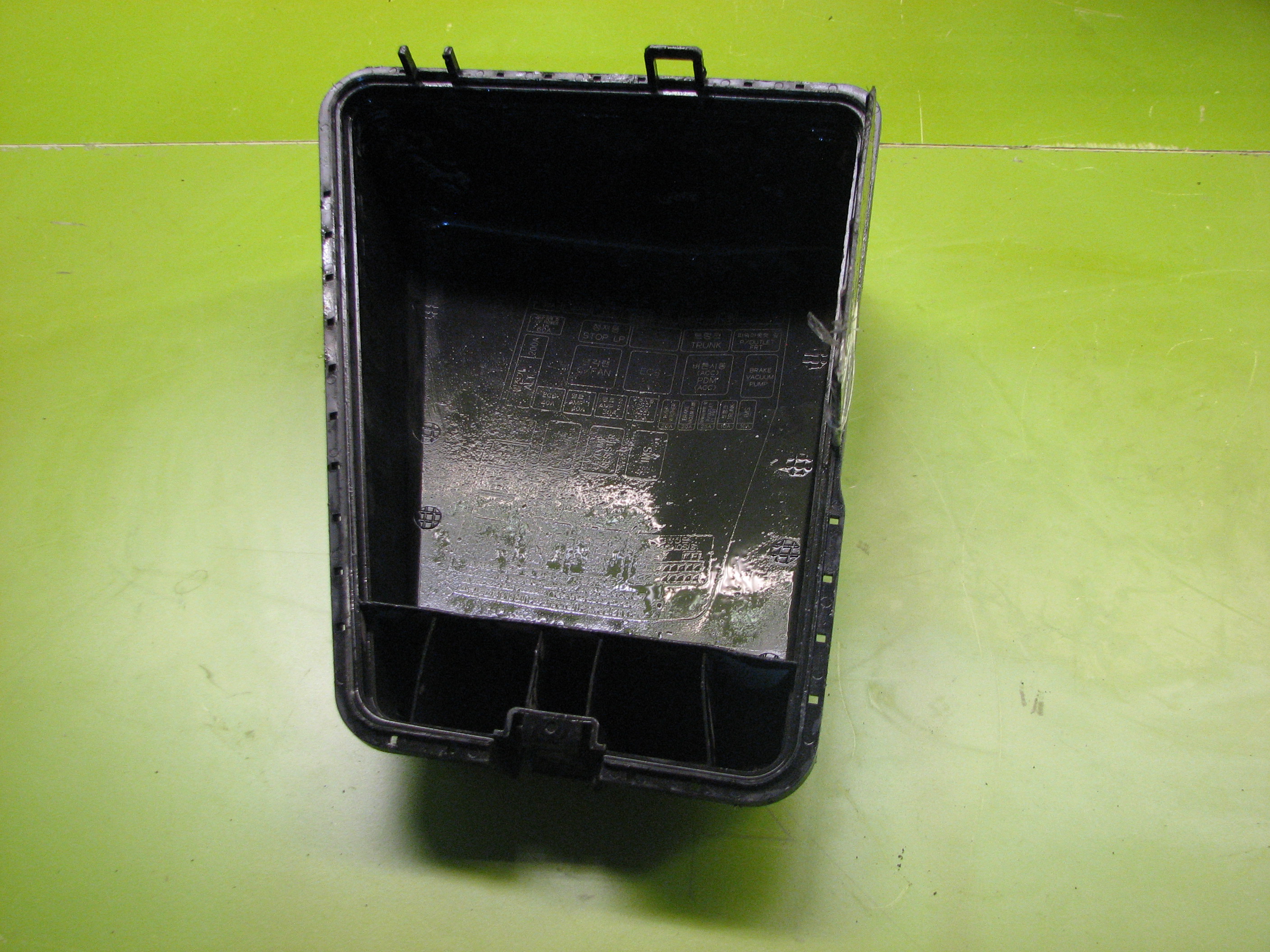 درب جعبه فیوز داخل موتور جنسیس