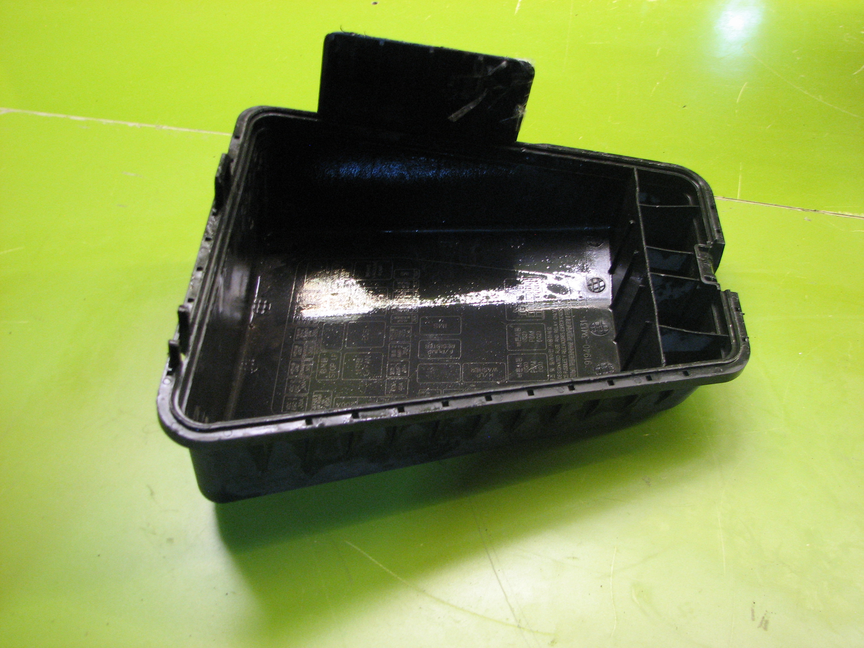 درب جعبه فیوز داخل موتور جنسیس