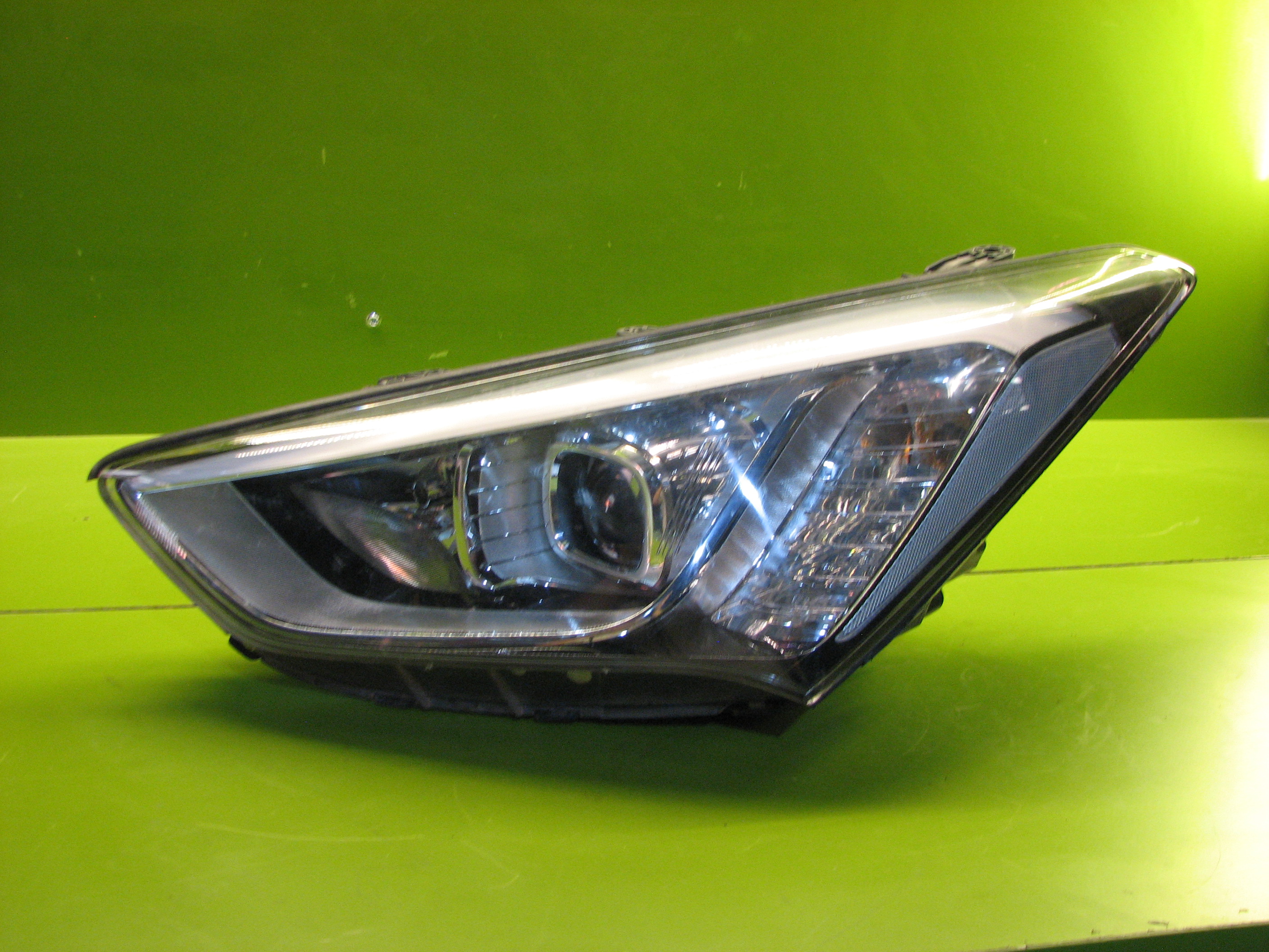 چراغ جلوی سانتافه (زنون)