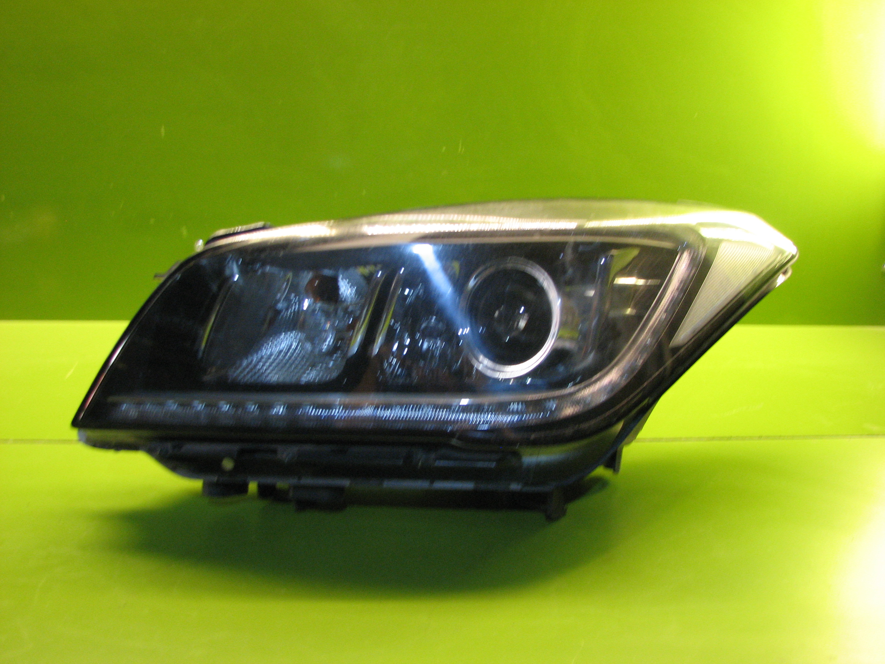 چراغ جلوی جنسیس (چپ)