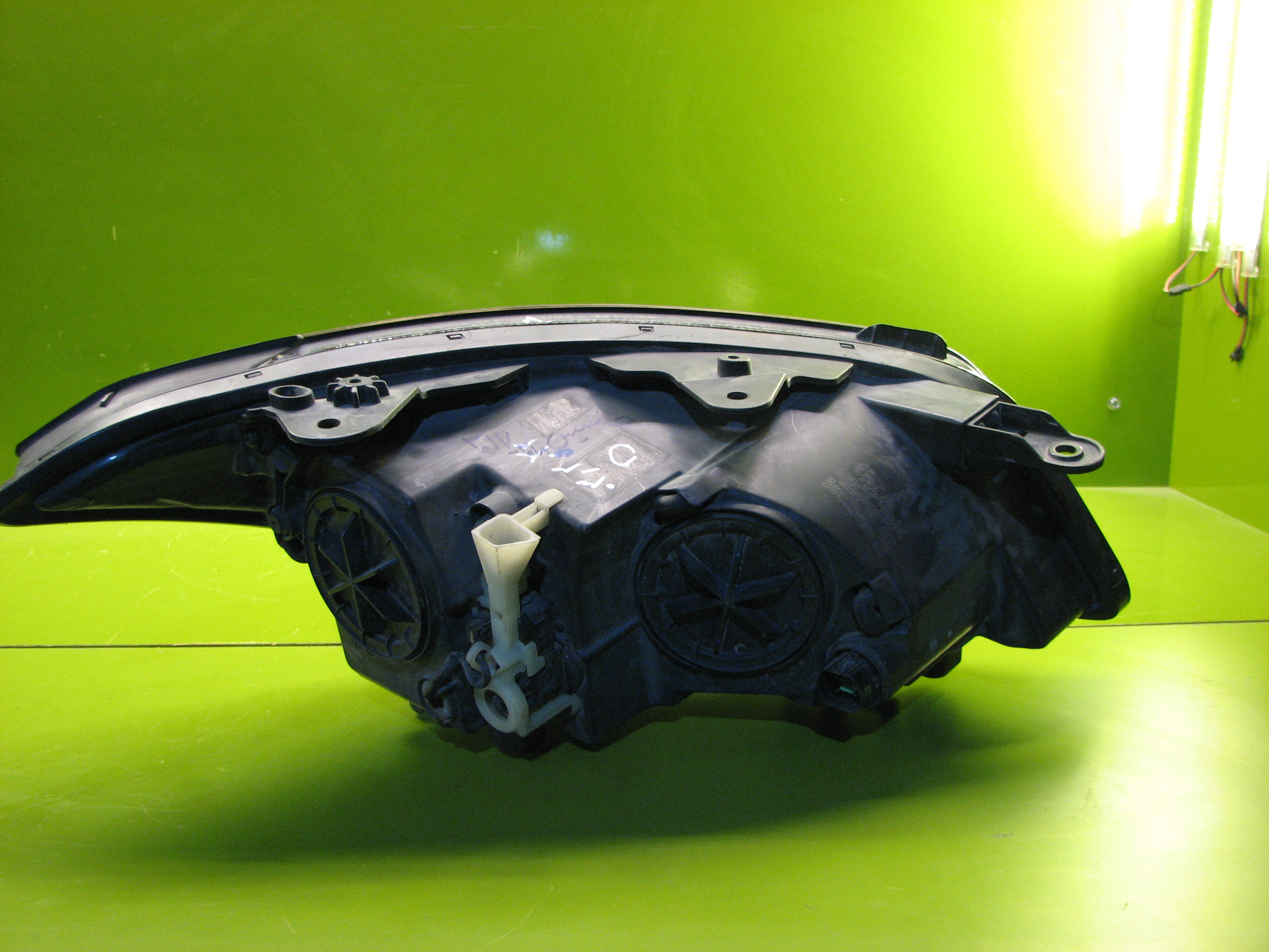 چراغ جلوی جنسیس (چپ)