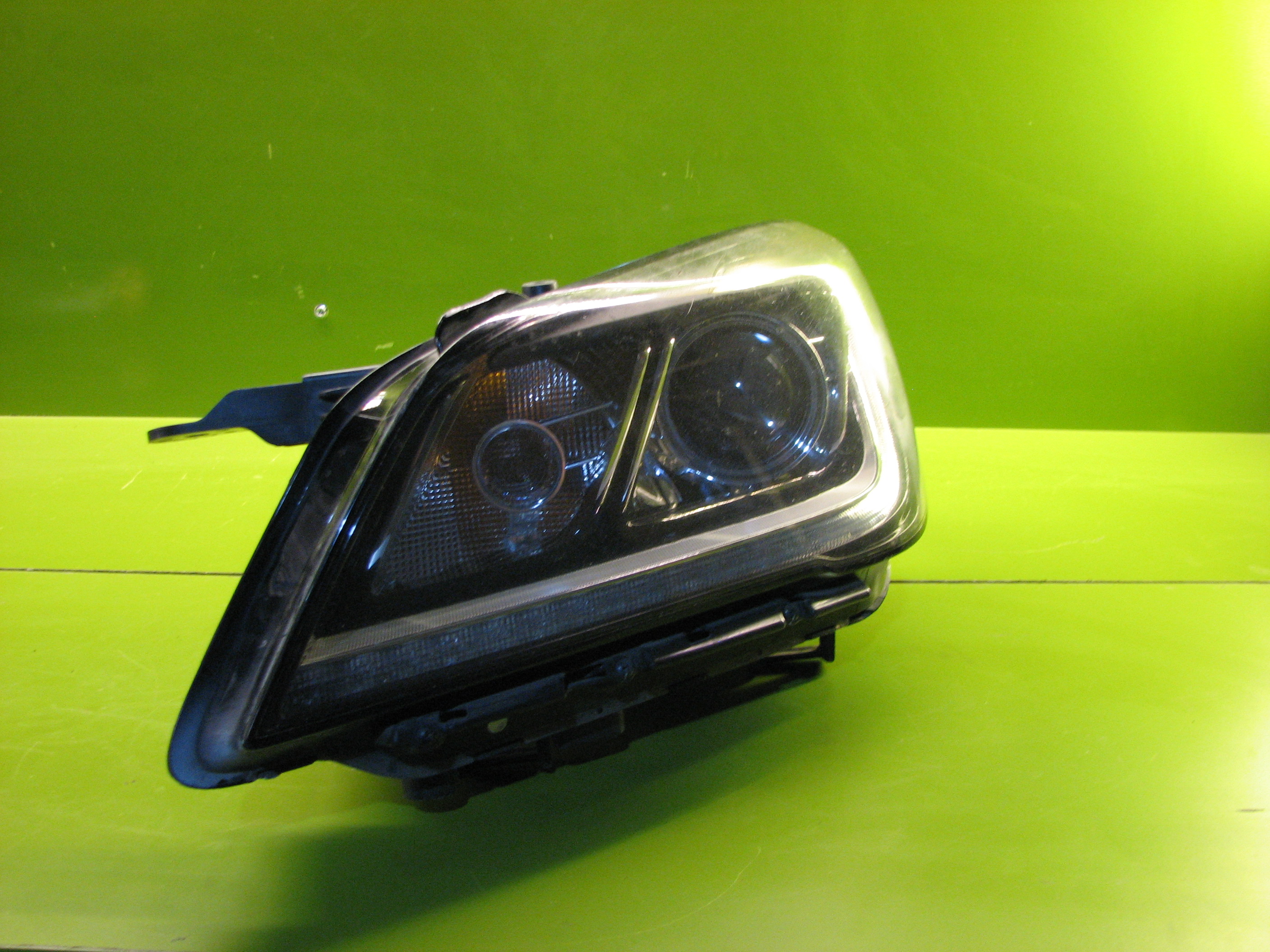 چراغ جلوی جنسیس (چپ)