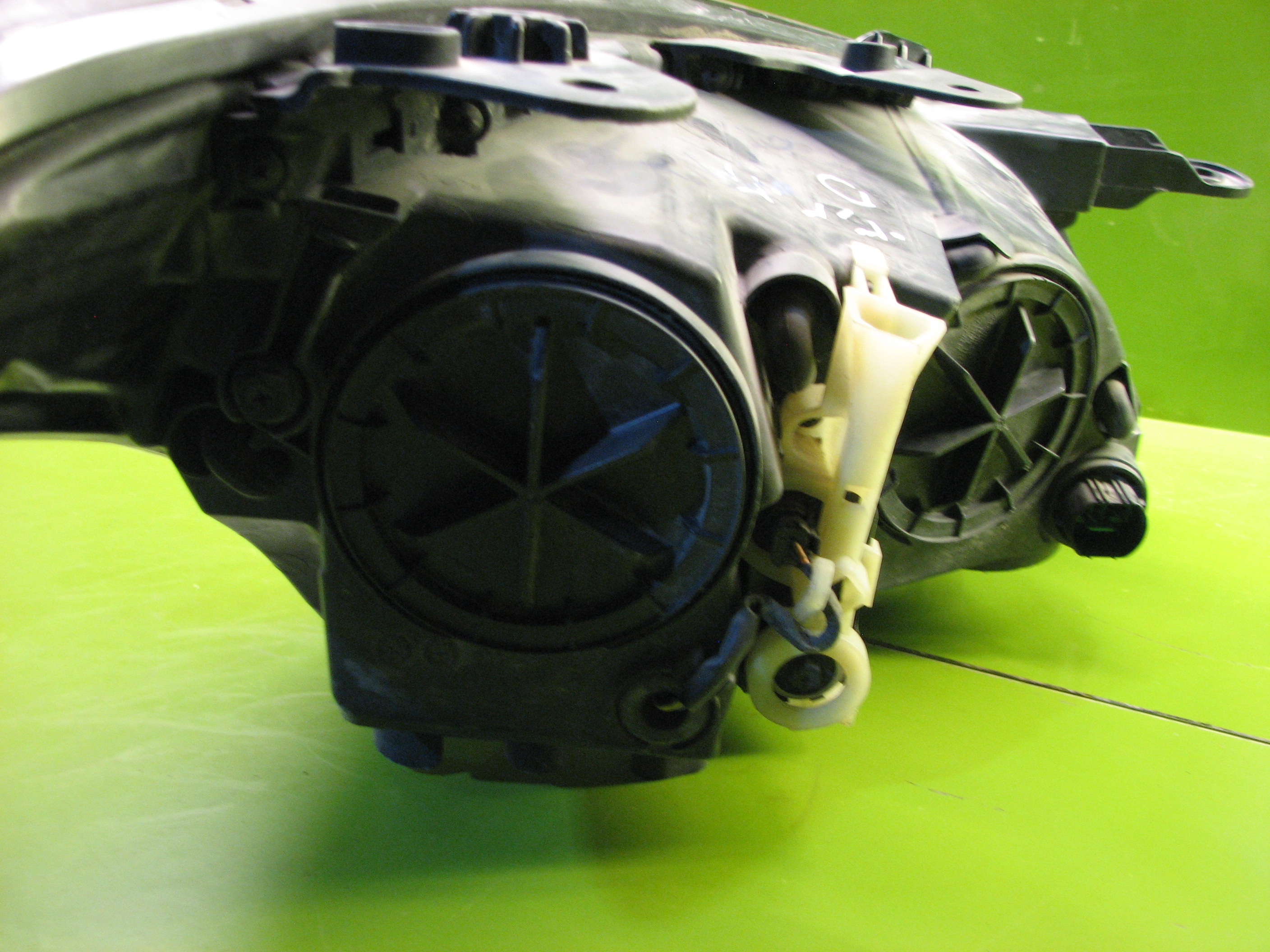 چراغ جلوی جنسیس (چپ)