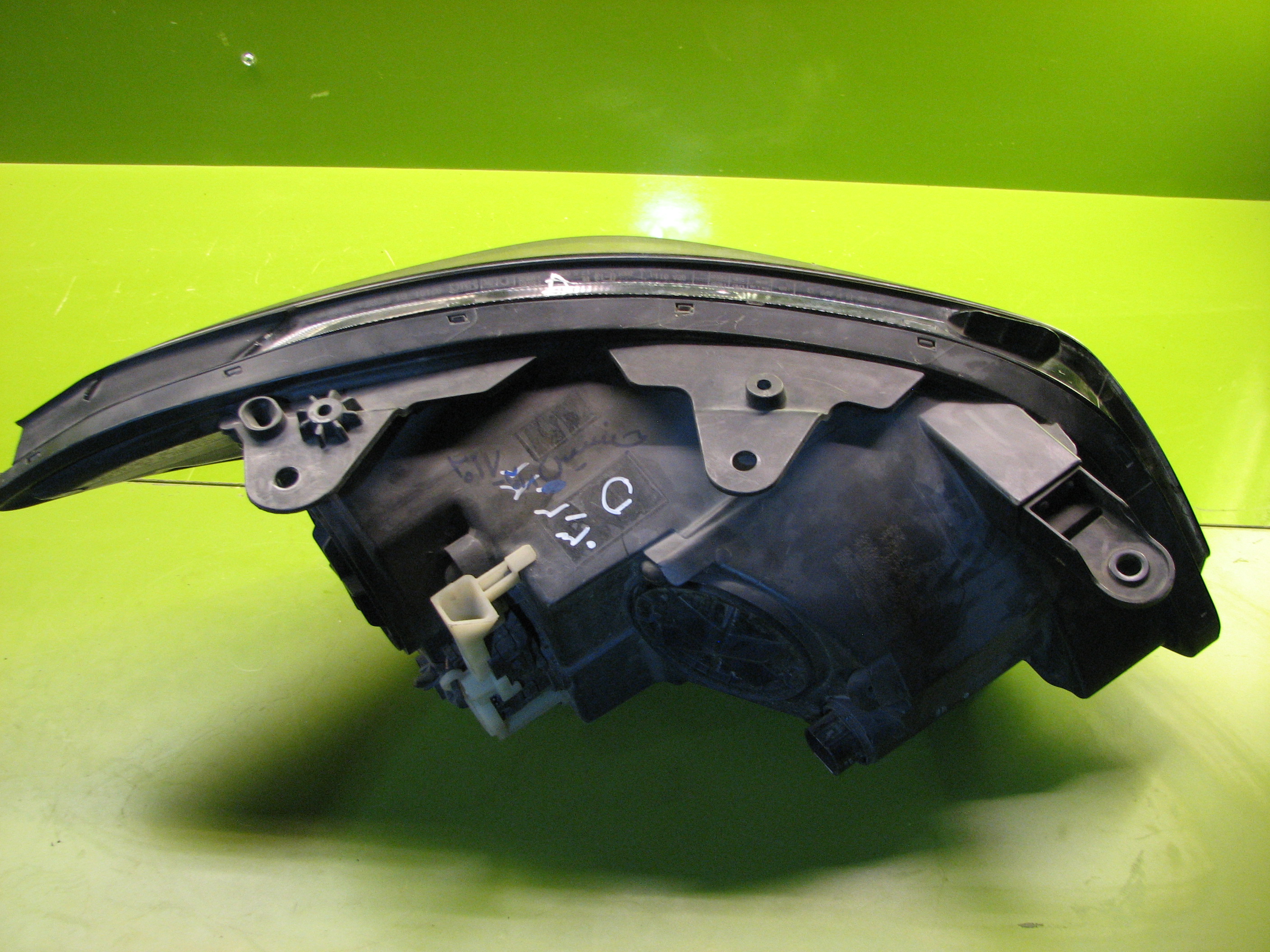 چراغ جلوی جنسیس (چپ)