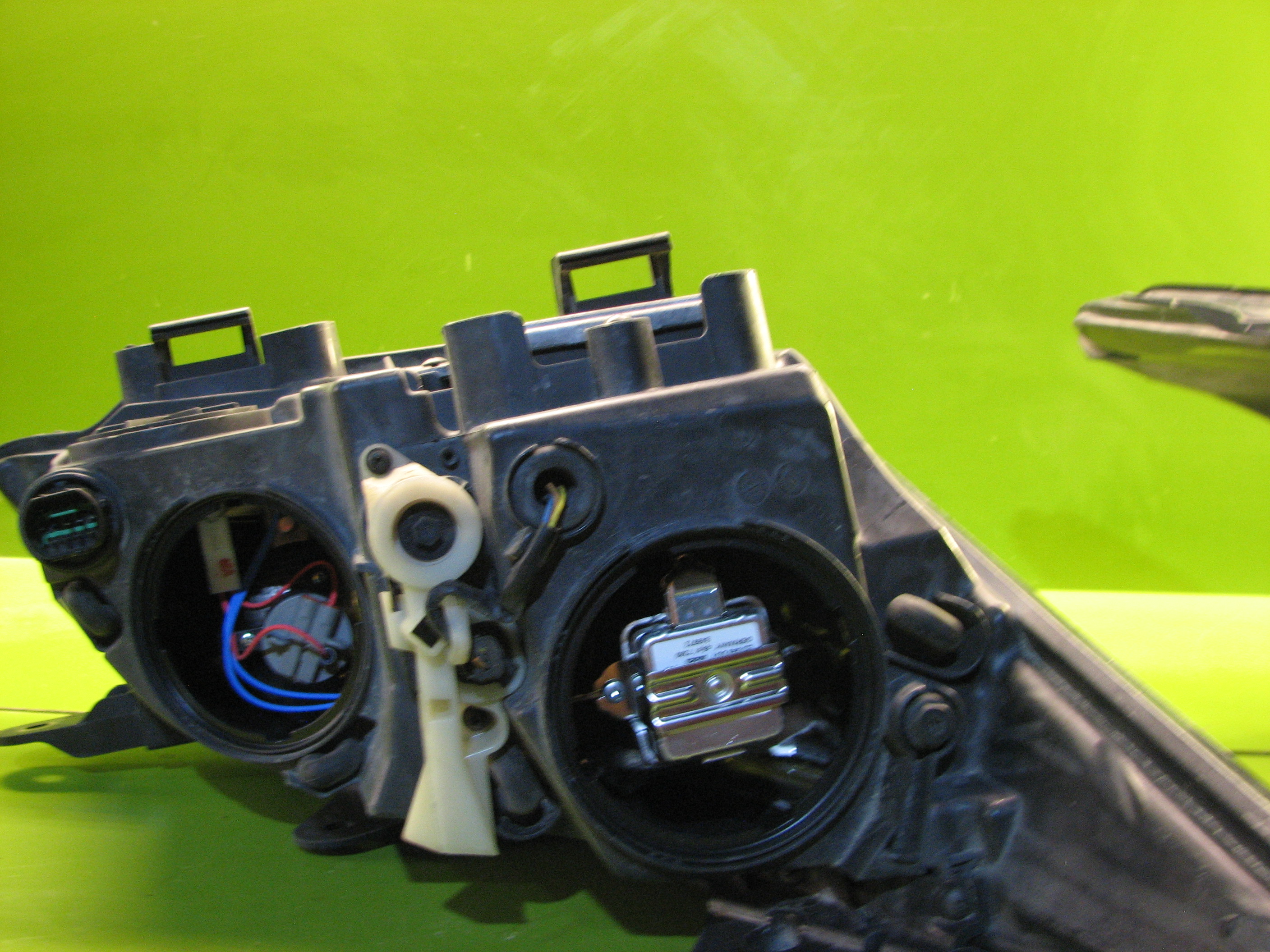 چراغ جلوی جنسیس (چپ)