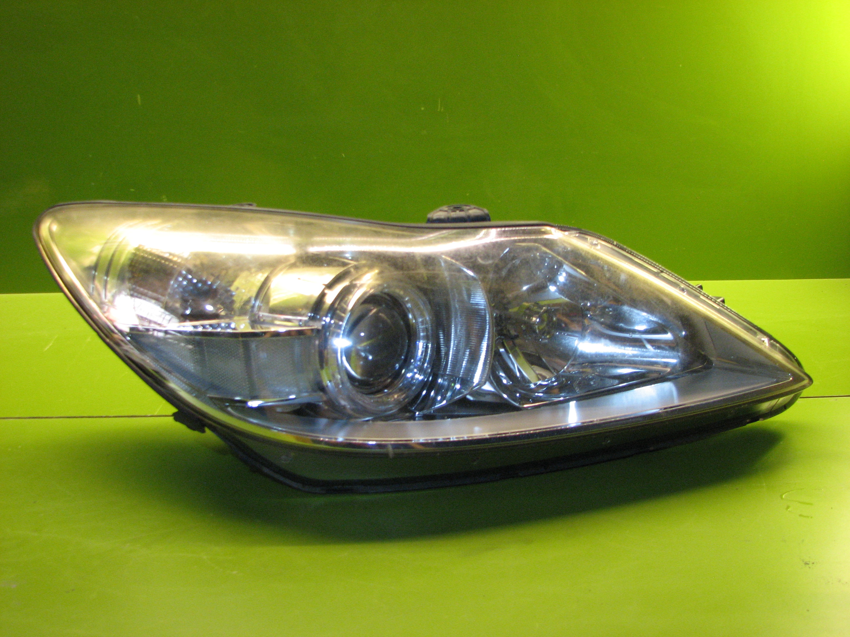 چراغ جلوی جنسیس 2010