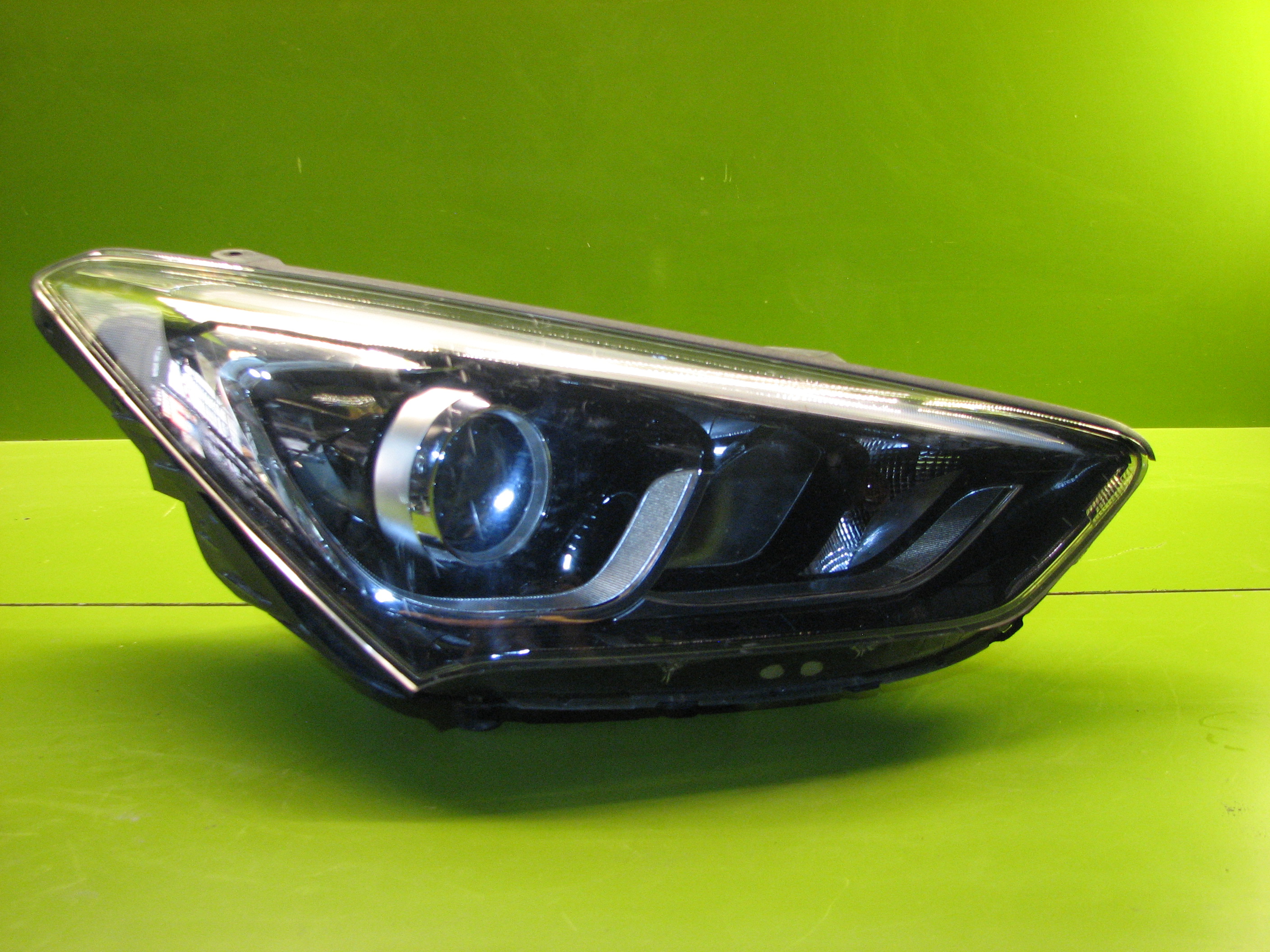 چراغ جلوی سانتافه (راست)