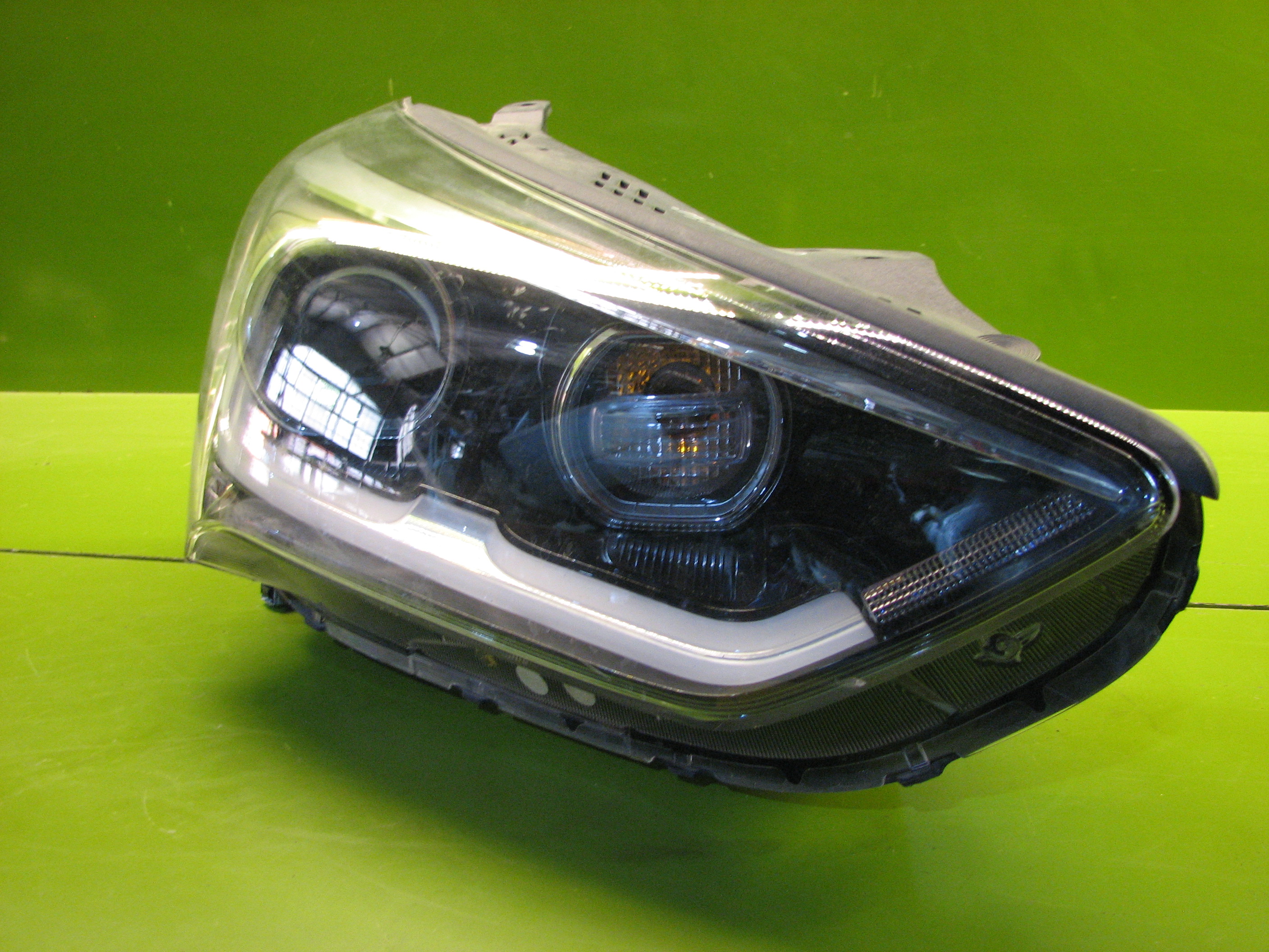 چراغ جلوی سانتافه (راست)