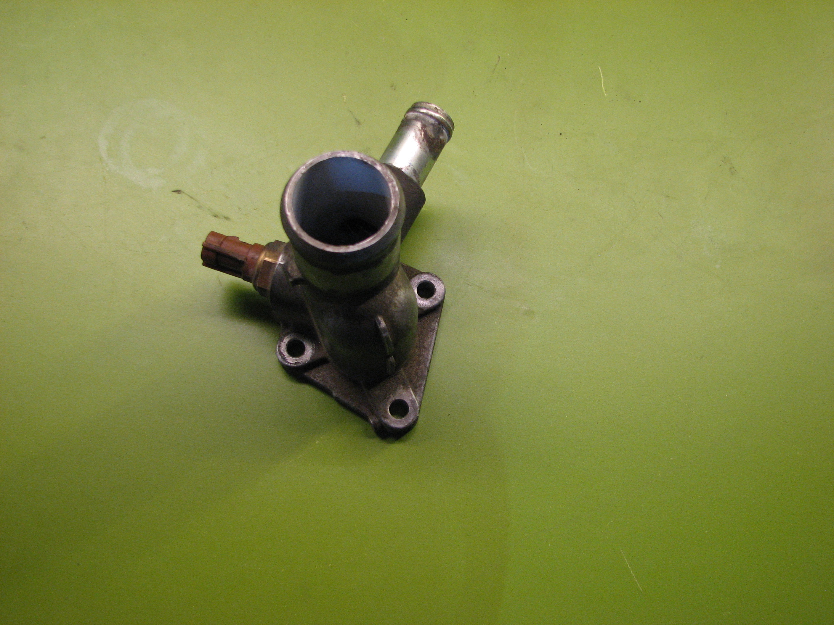 حوزینگ خروجی آب سرسیلندر ویتارا 2400