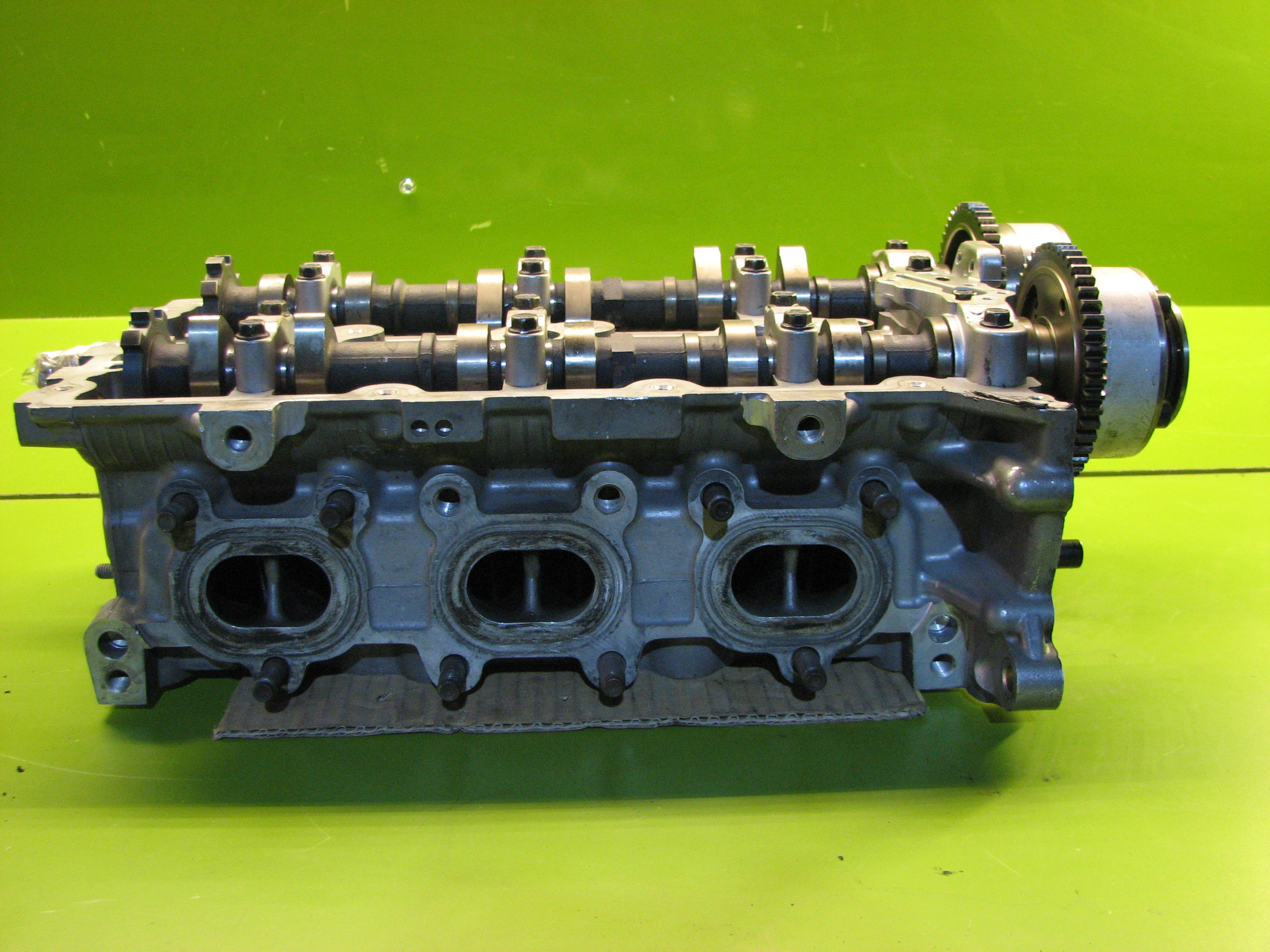 سر سیلندر جنسیس کوپه (راست)