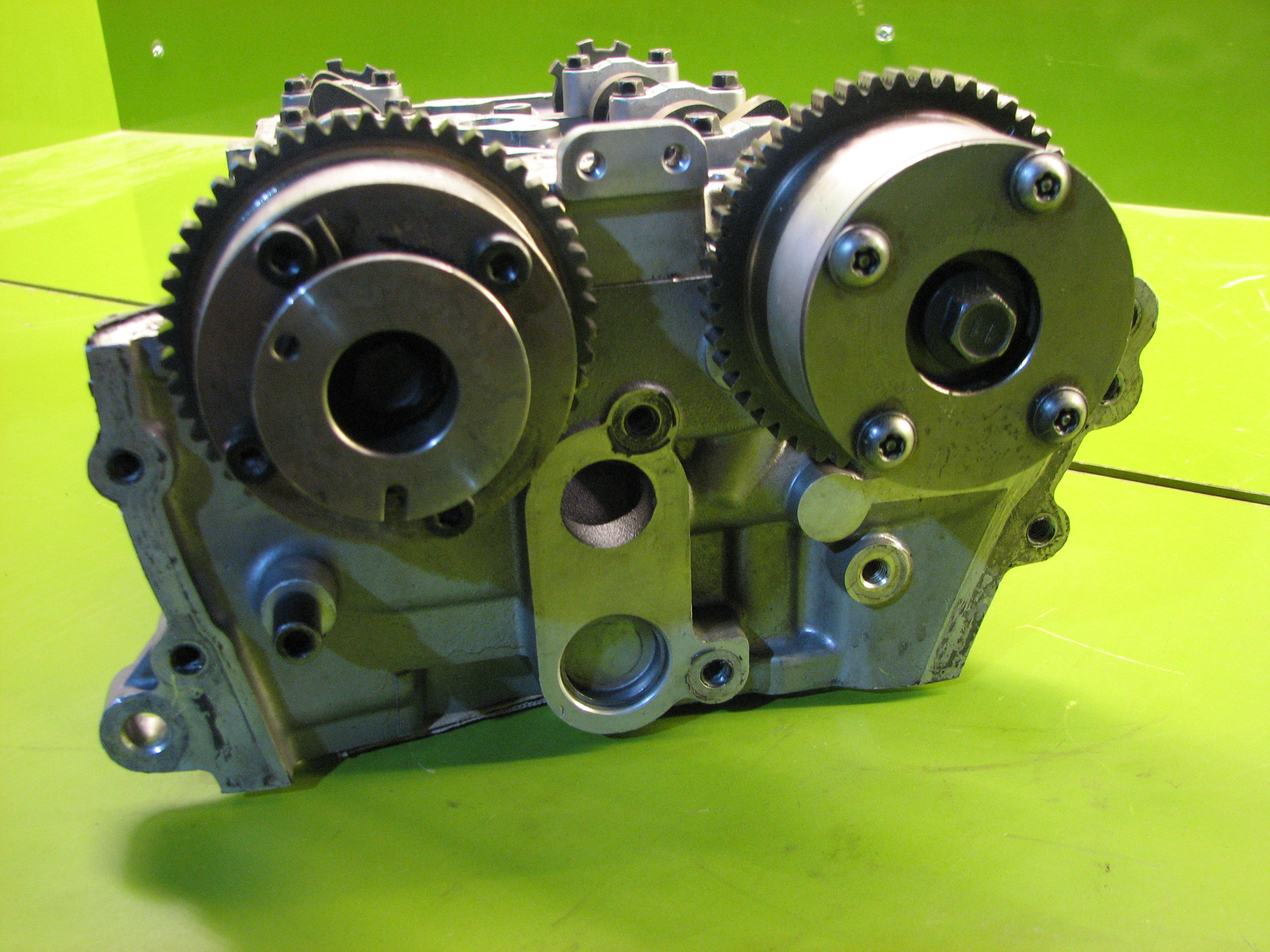 سر سیلندر جنسیس کوپه (راست)