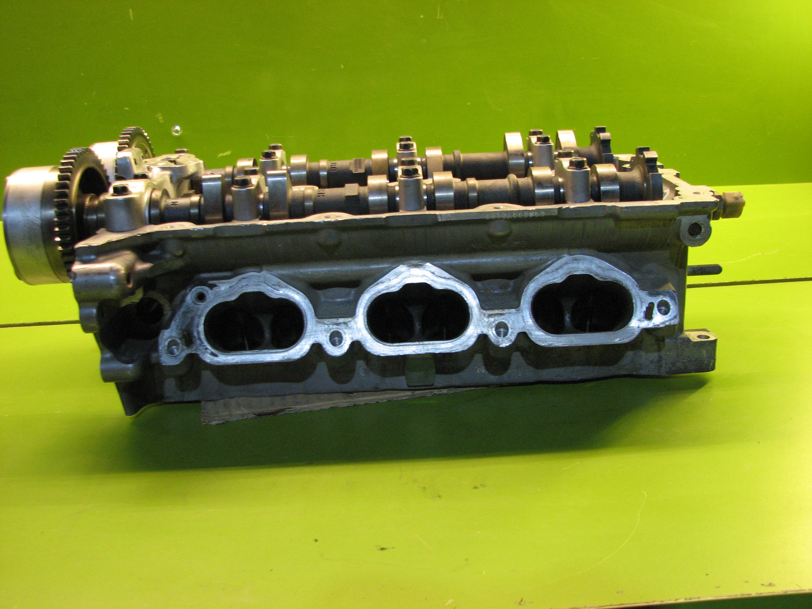 سر سیلندر جنسیس کوپه (راست)