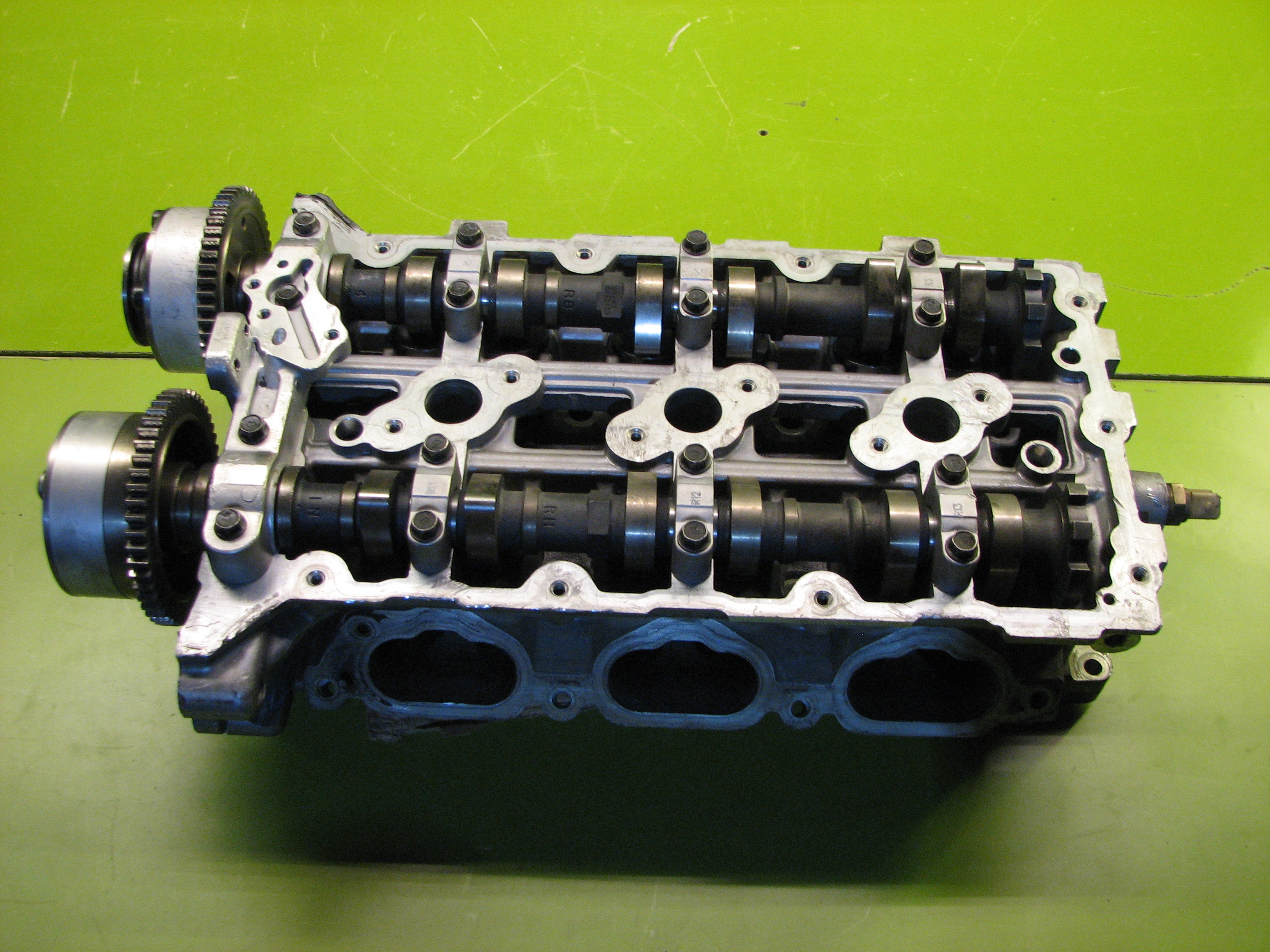 سر سیلندر جنسیس کوپه (راست)