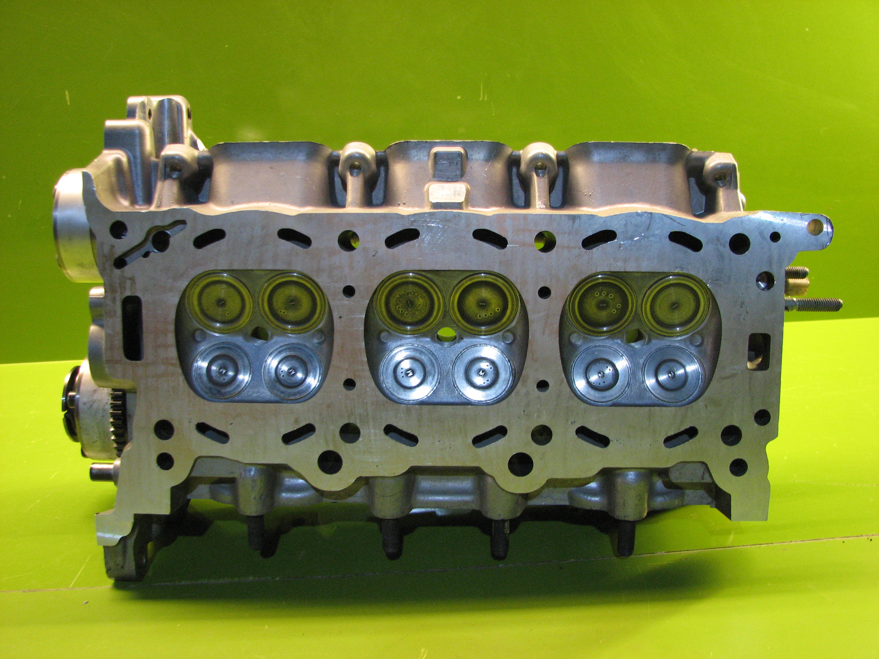 سر سیلندر جنسیس کوپه (راست)