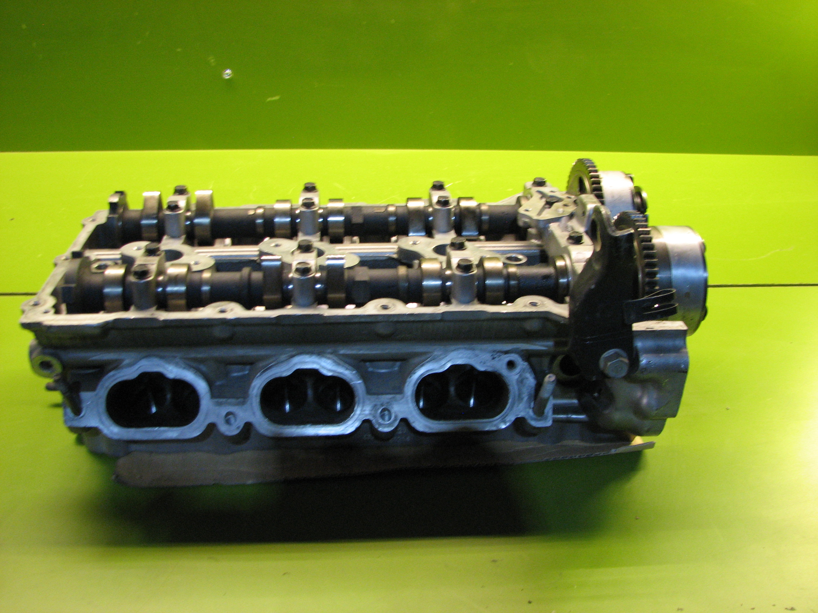 سر سیلندر جنسیس کوپه (چپ)