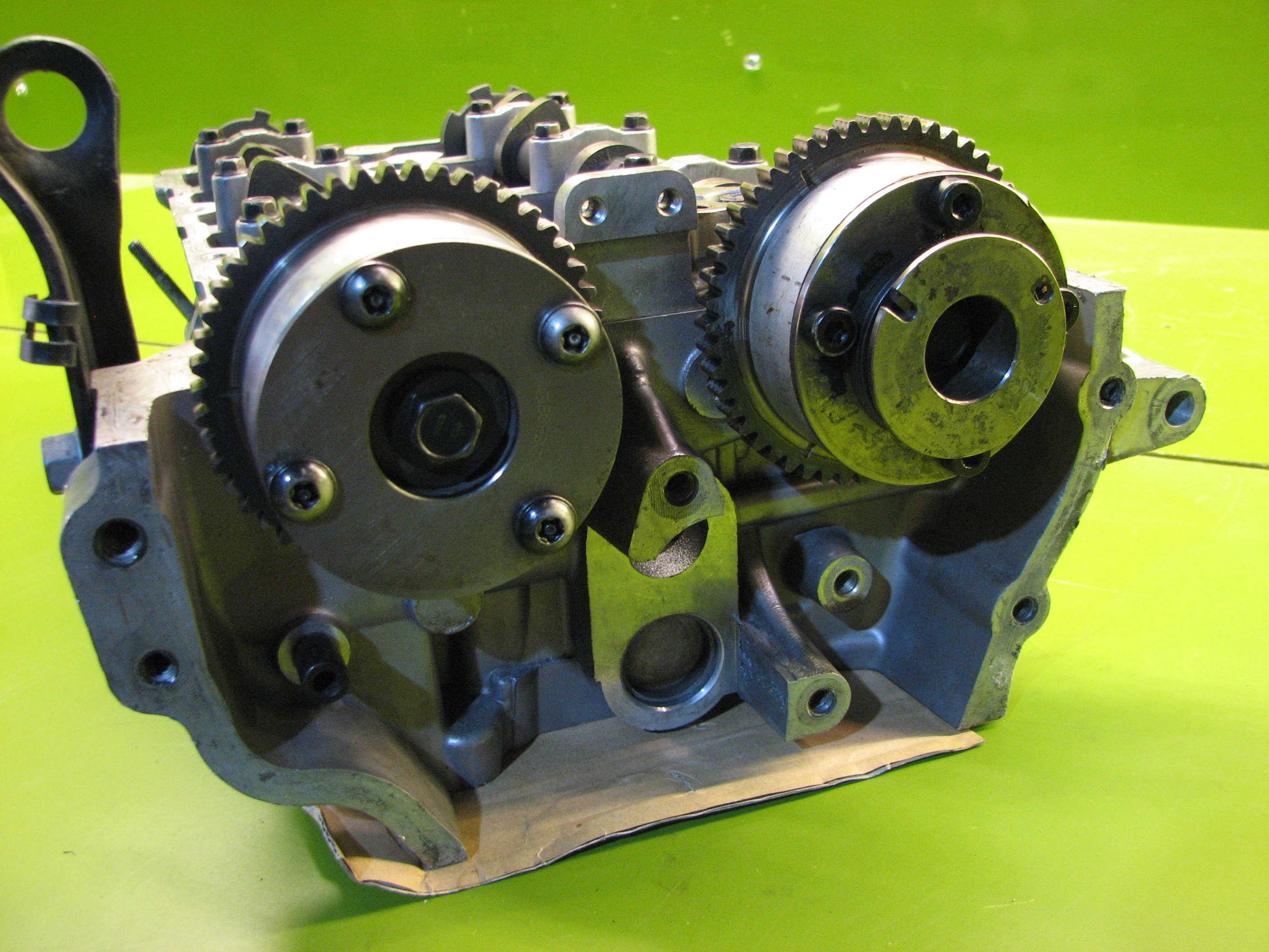 سر سیلندر جنسیس کوپه (چپ)