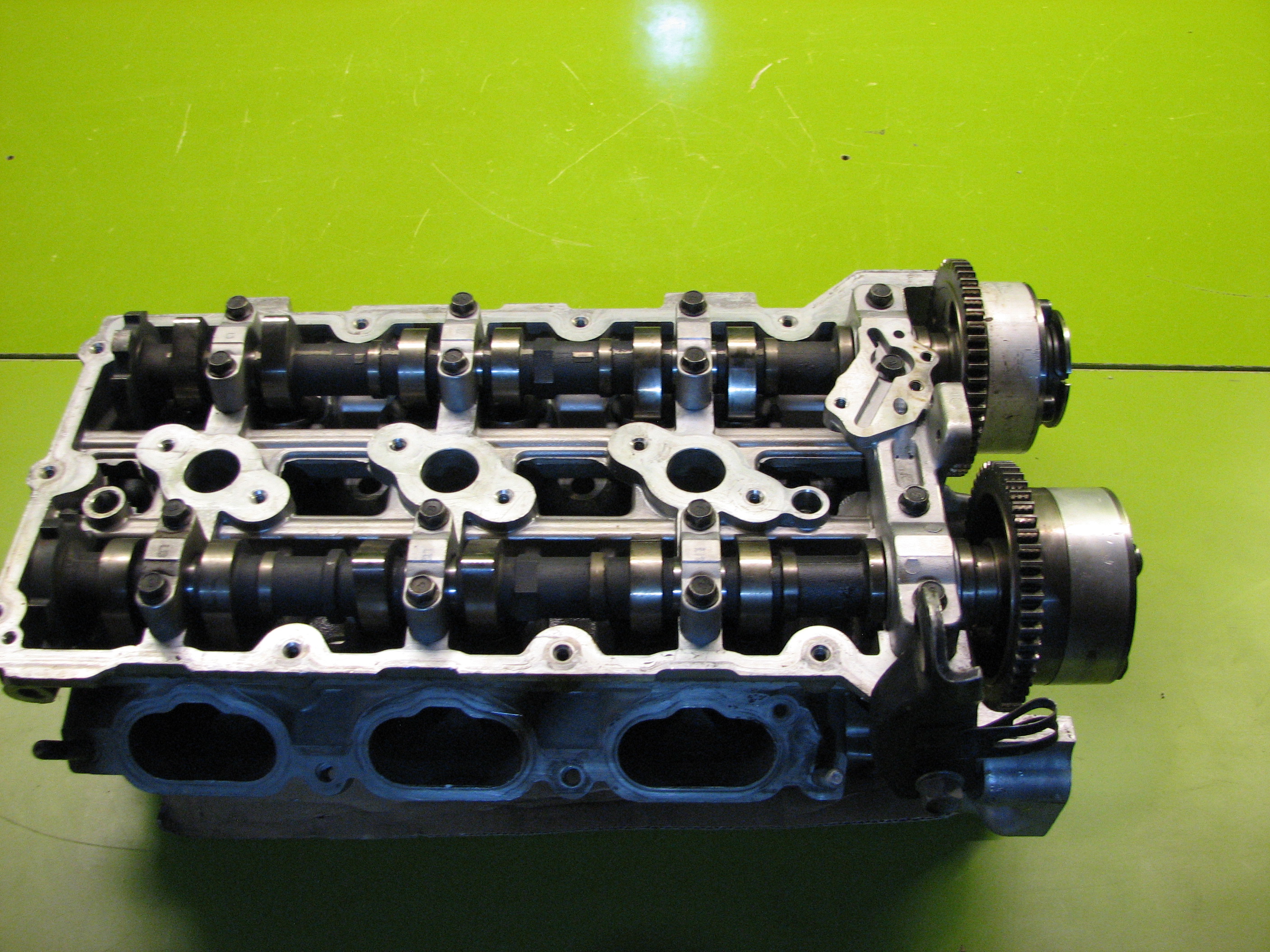 سر سیلندر جنسیس کوپه (چپ)