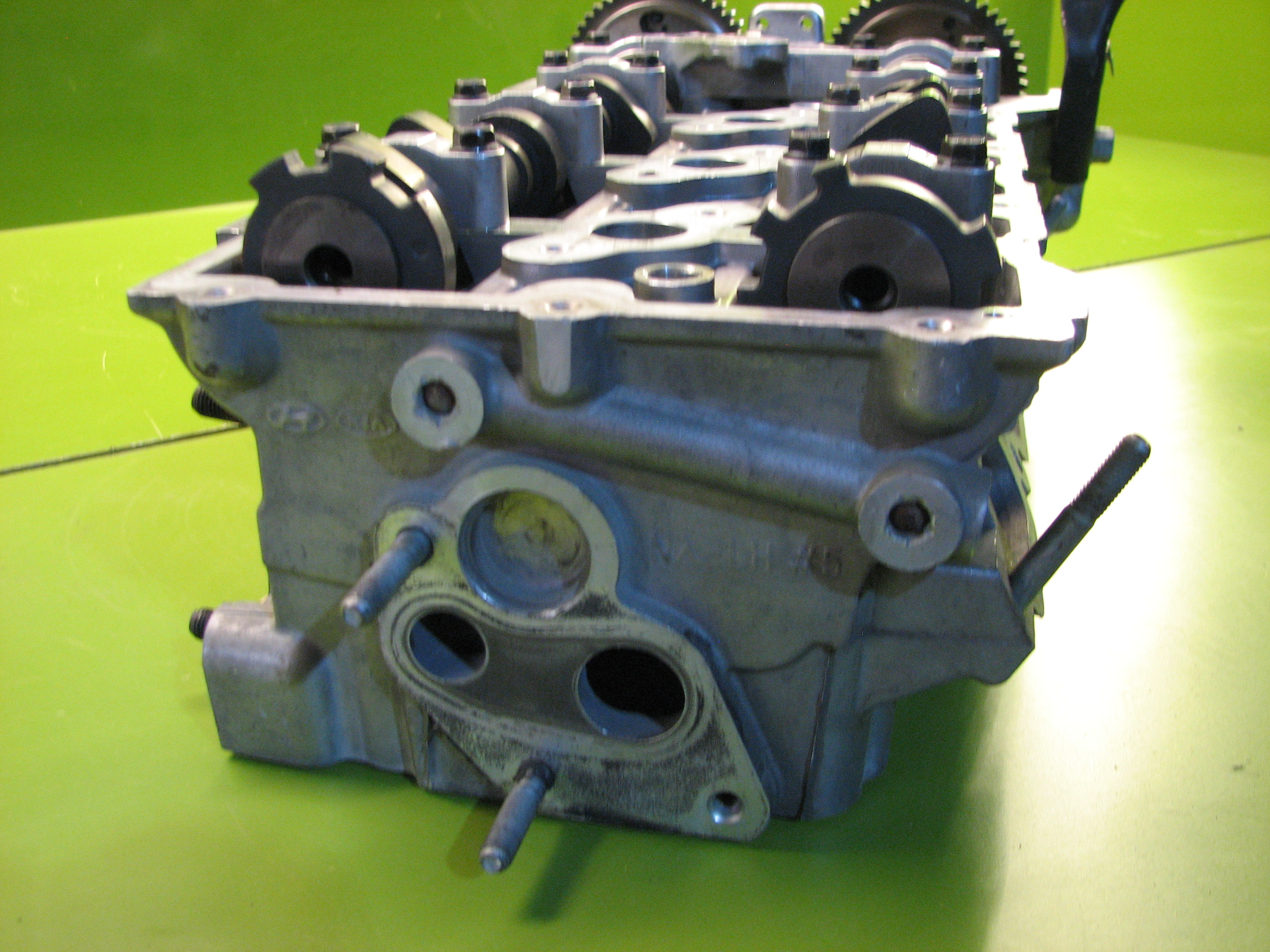 سر سیلندر جنسیس کوپه (چپ)