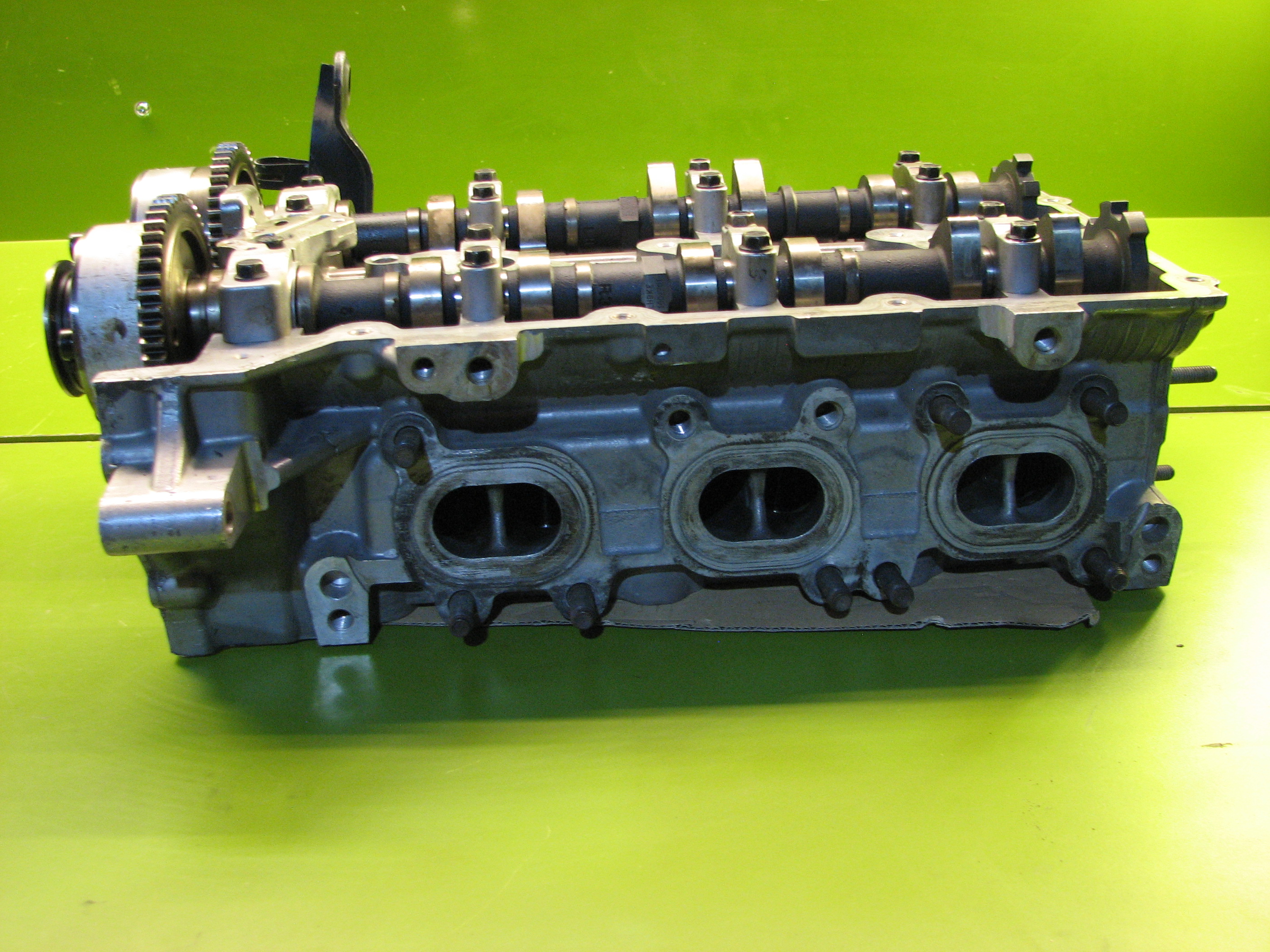 سر سیلندر جنسیس کوپه (چپ)