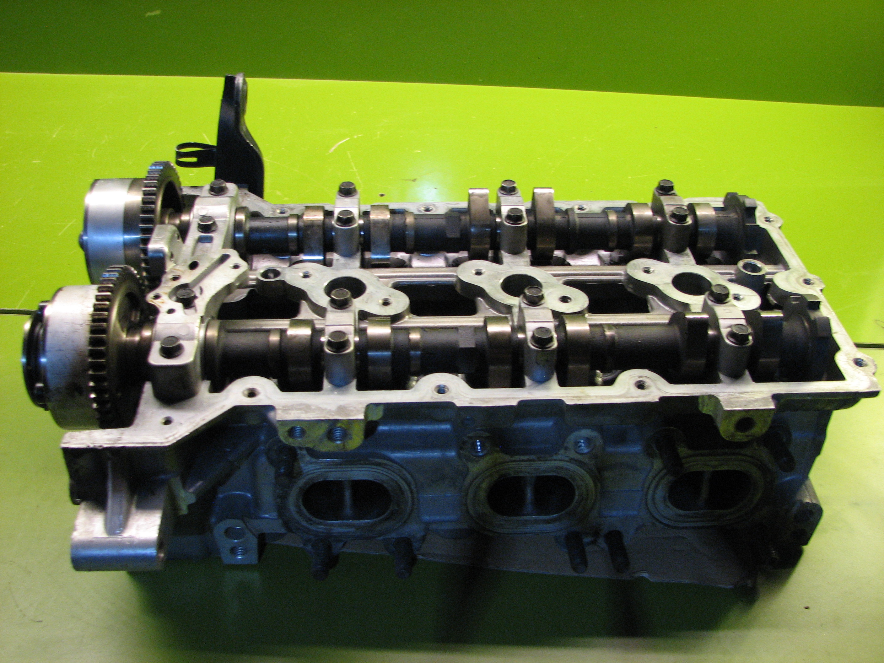 سر سیلندر جنسیس کوپه (چپ)