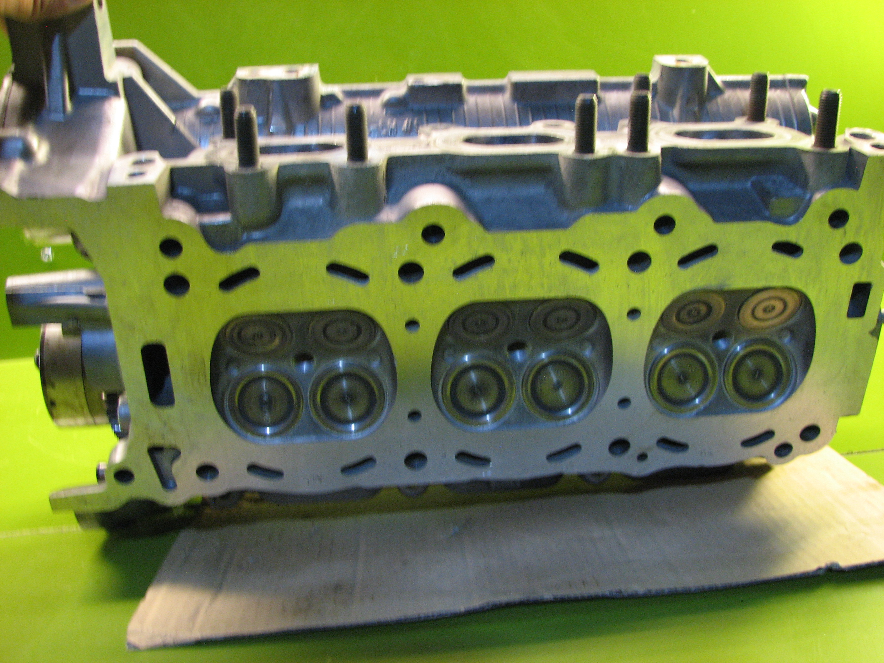 سر سیلندر جنسیس کوپه (چپ)