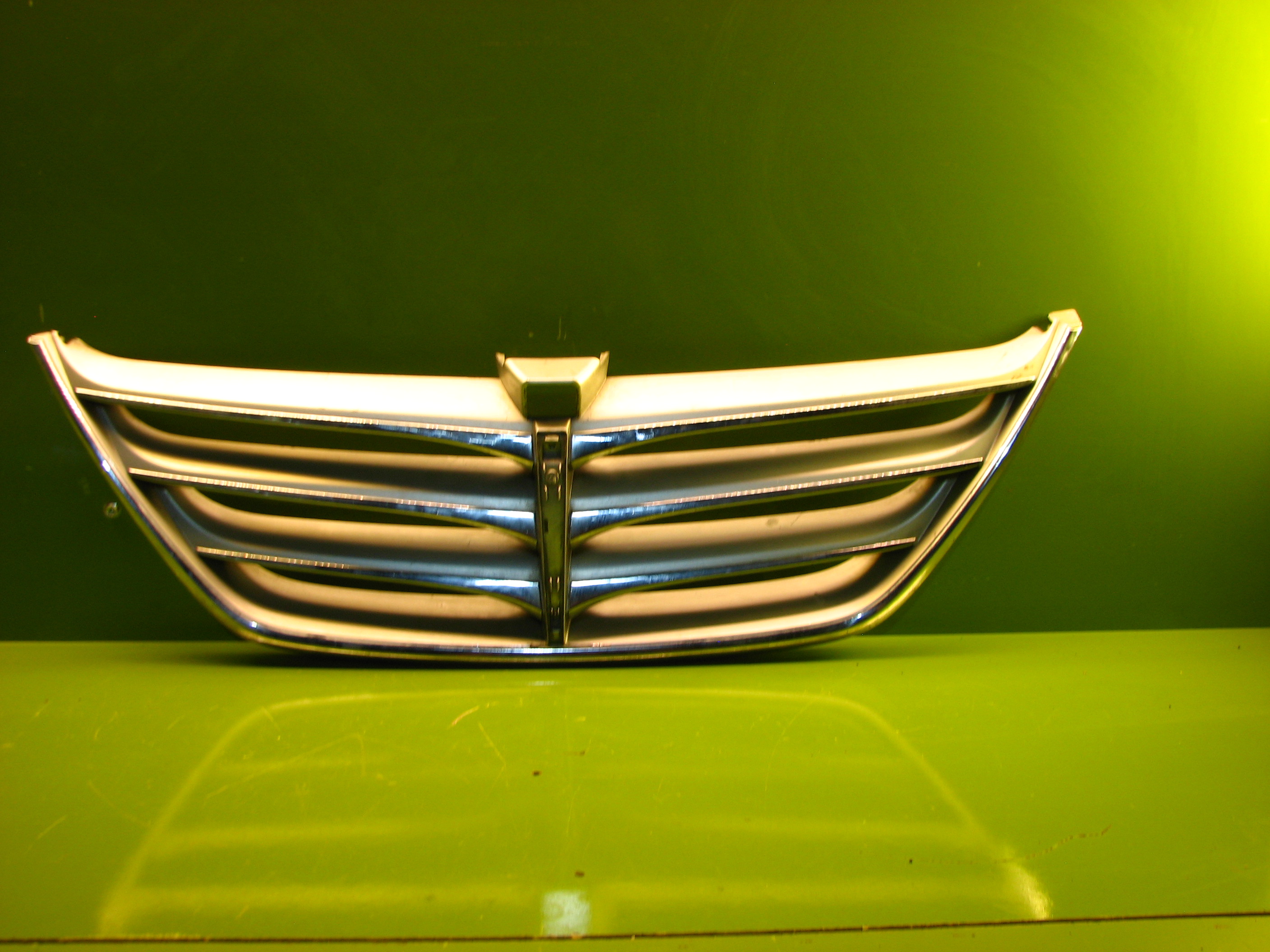 جلو پنجره جنسیس سدان