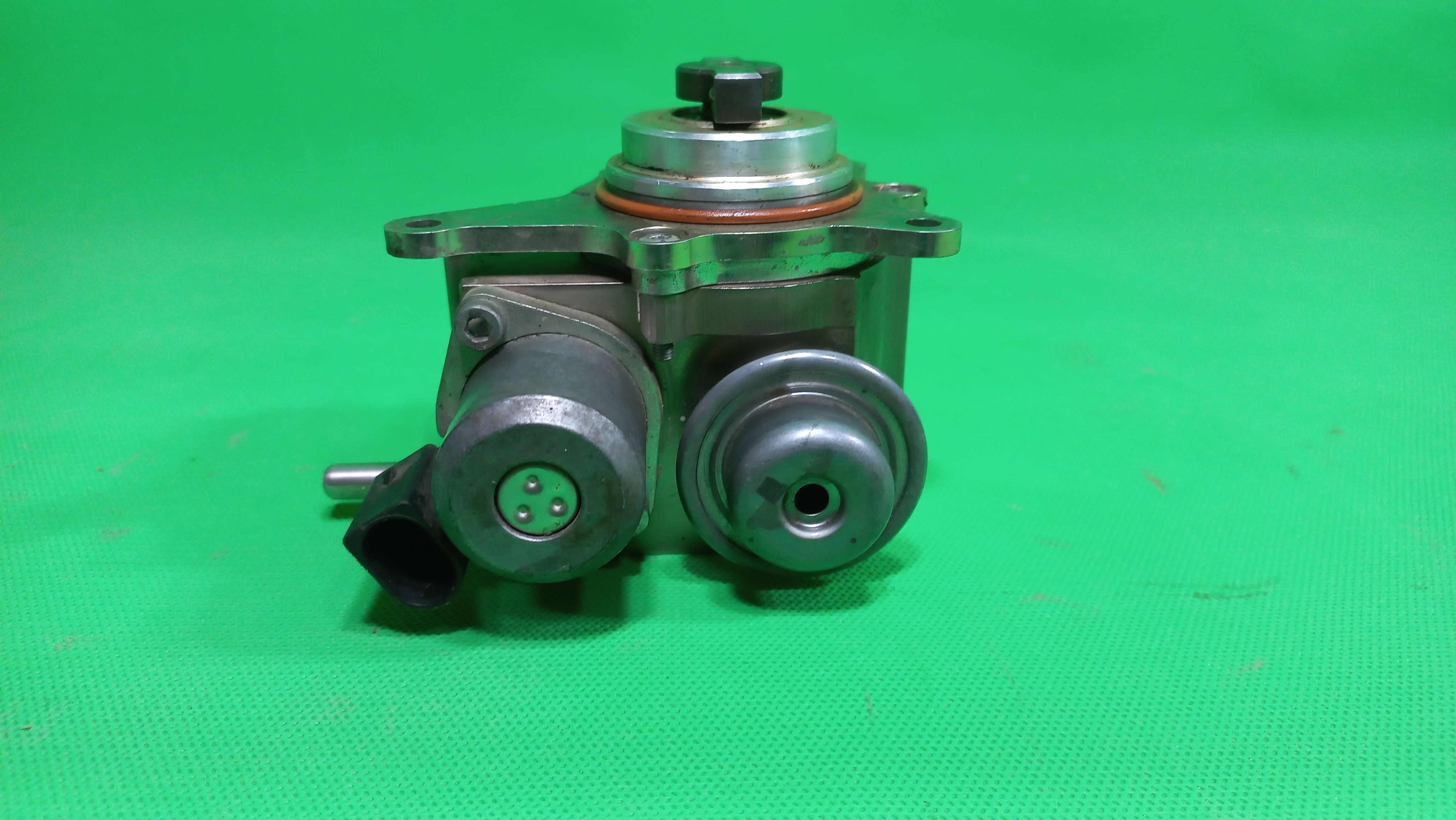 پمپ بنزین مکانیکی روئ سرسیلندر پژو 508