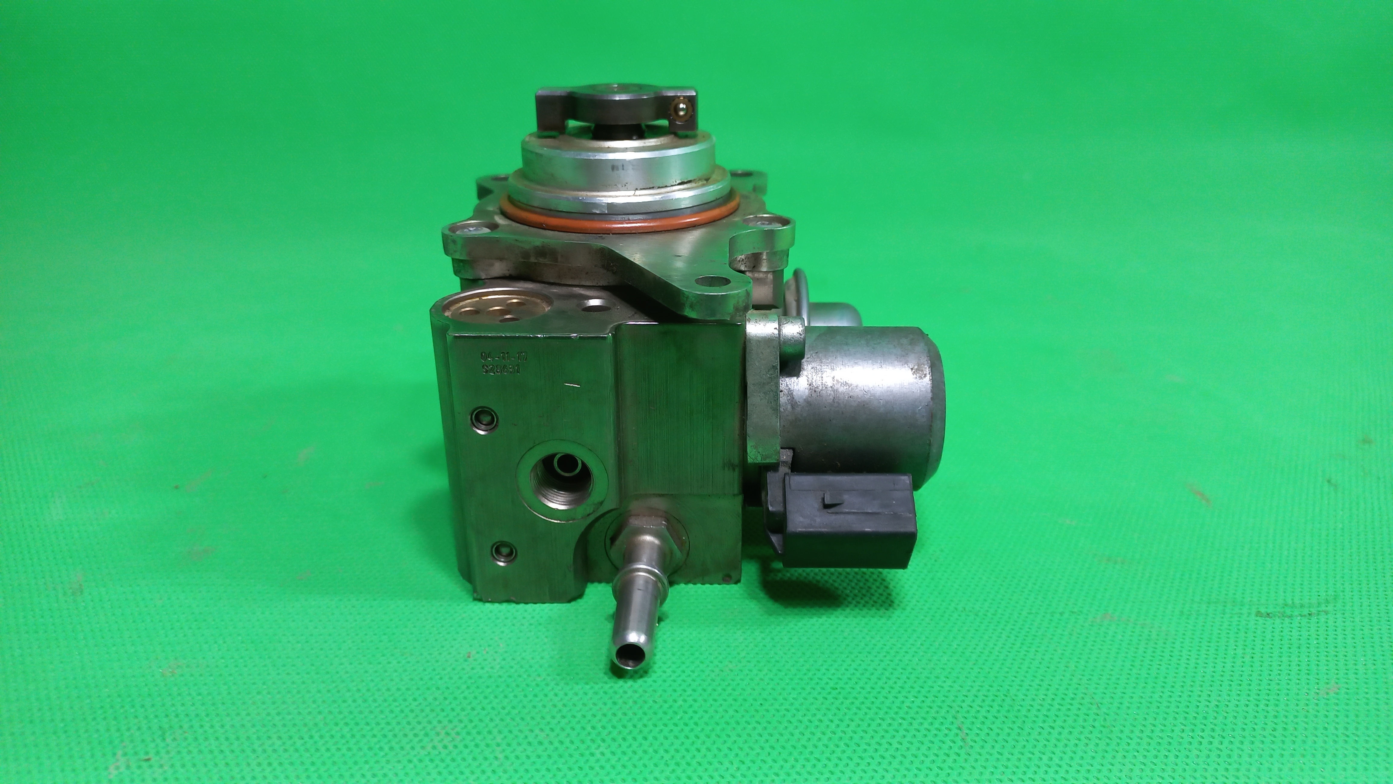 پمپ بنزین مکانیکی روئ سرسیلندر پژو 508