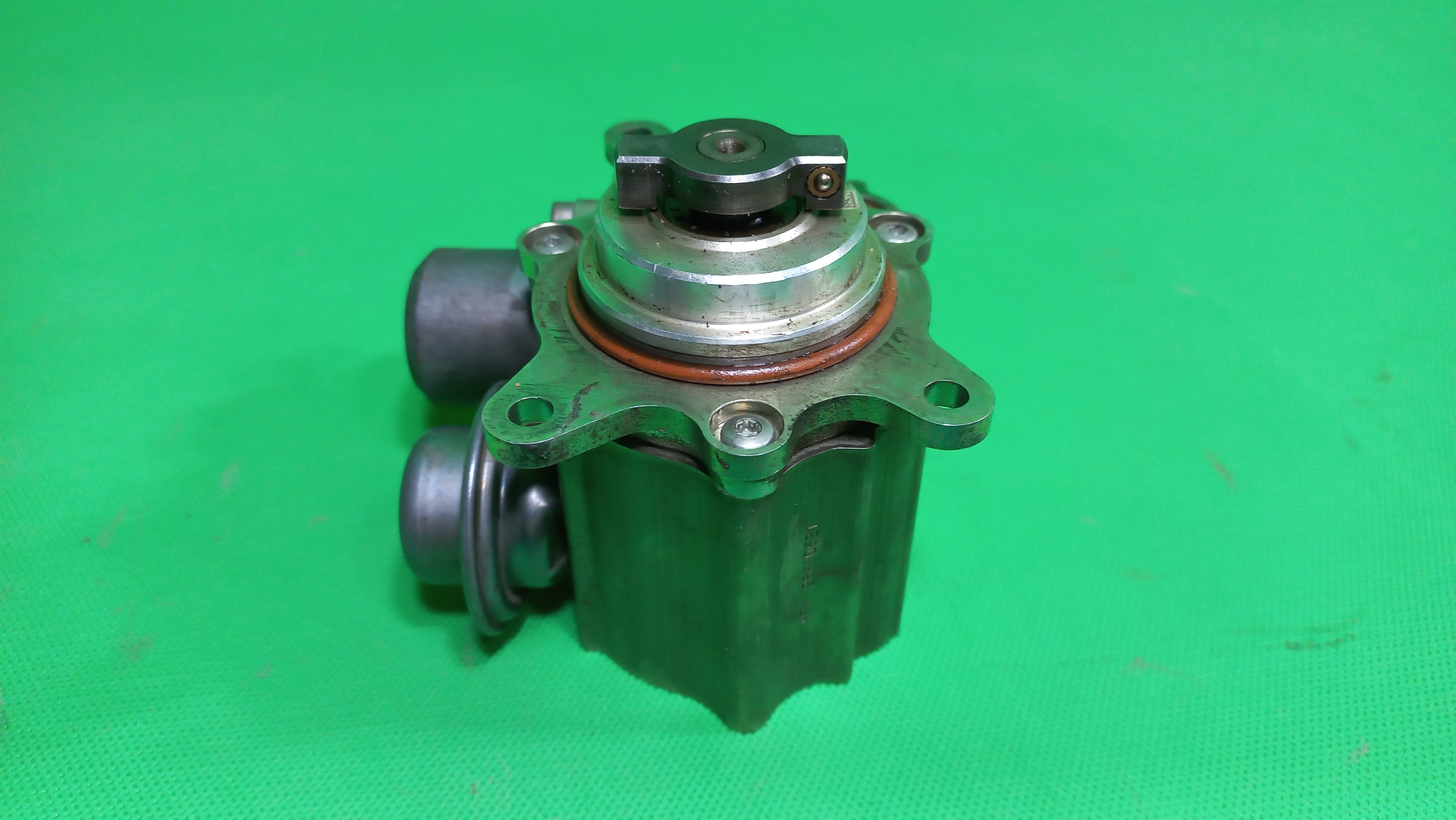 پمپ بنزین مکانیکی روئ سرسیلندر پژو 508