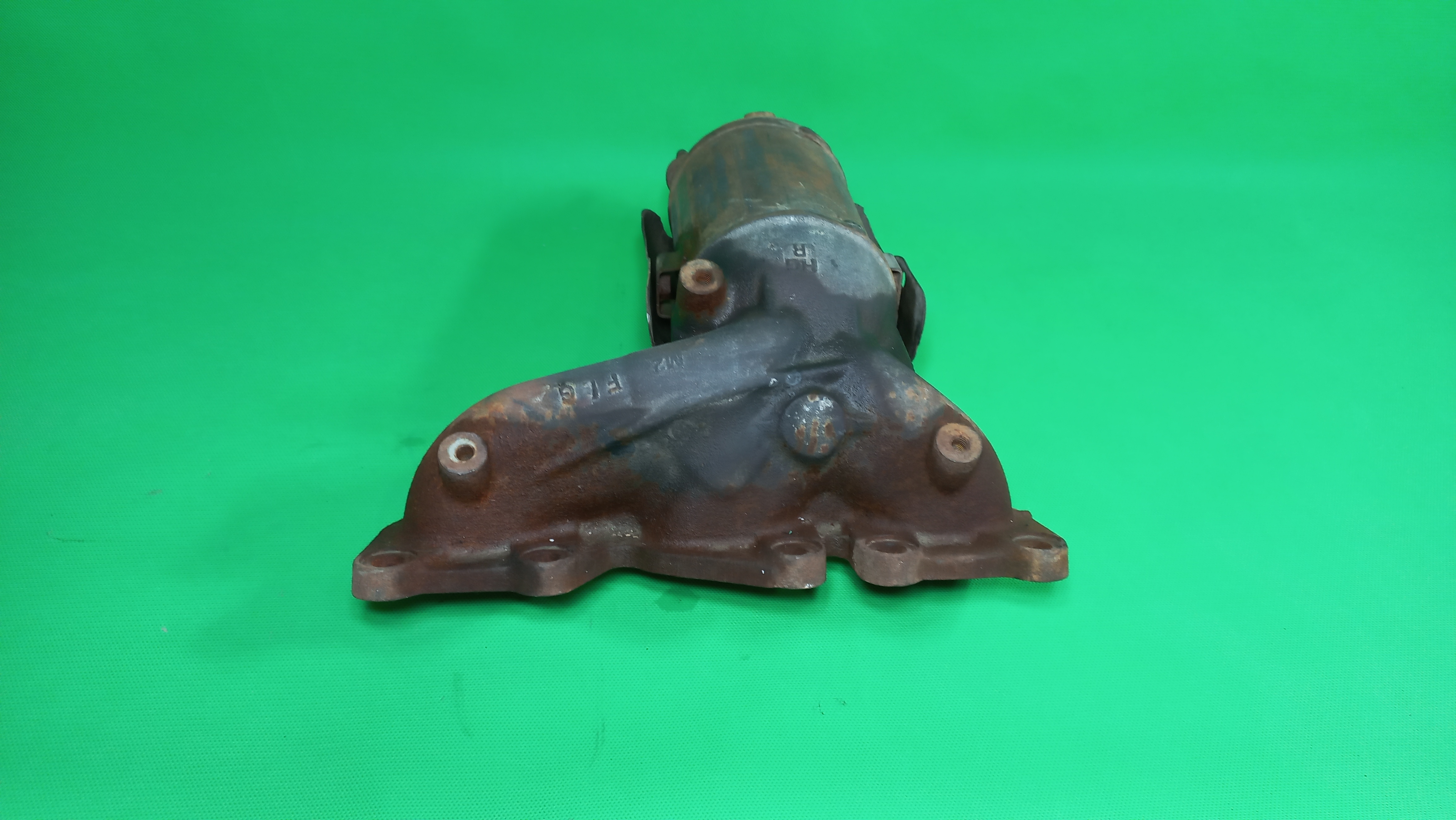 کاتالیزور چپ و راست روی موتور آزرا