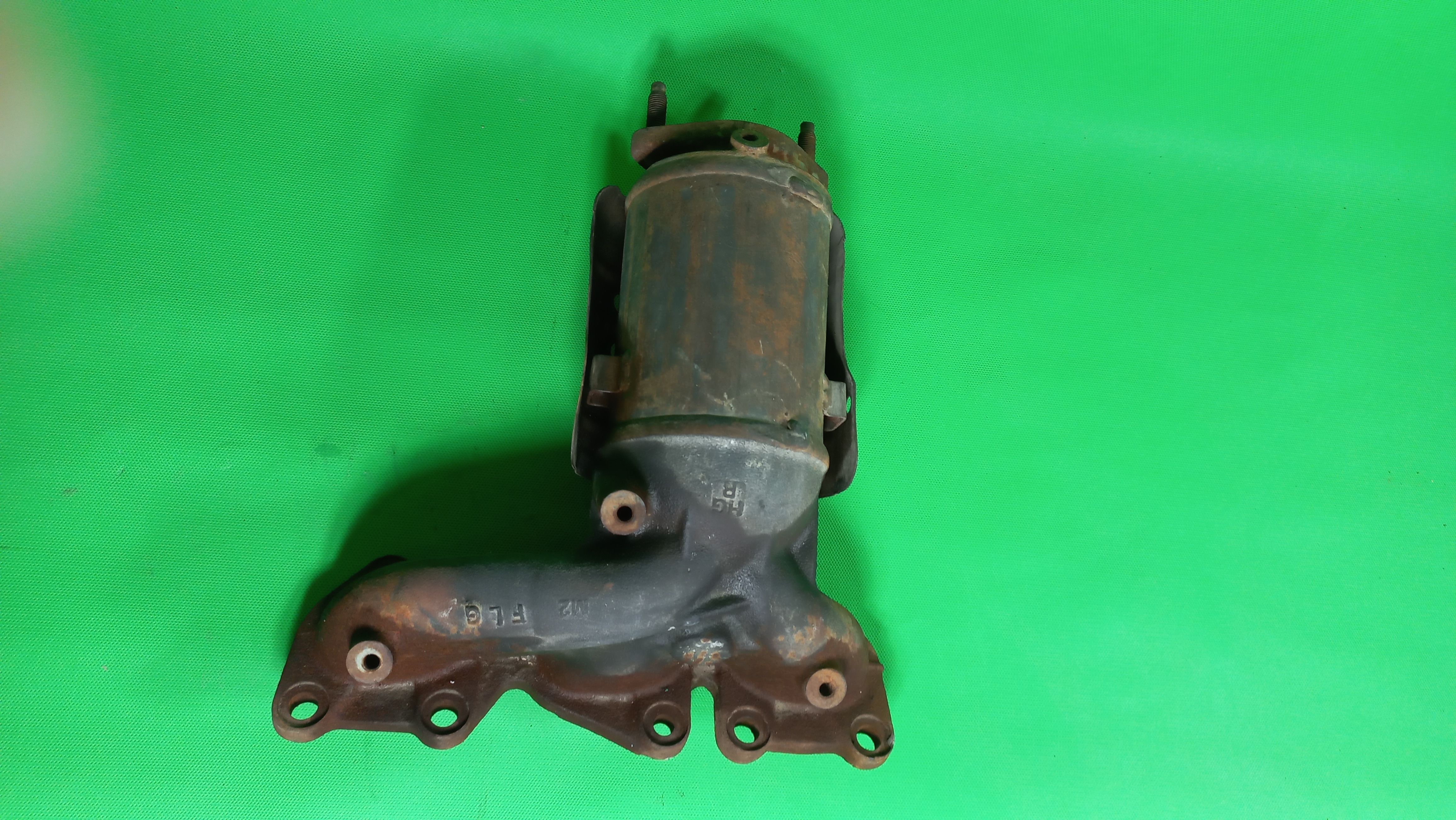 کاتالیزور چپ و راست روی موتور آزرا