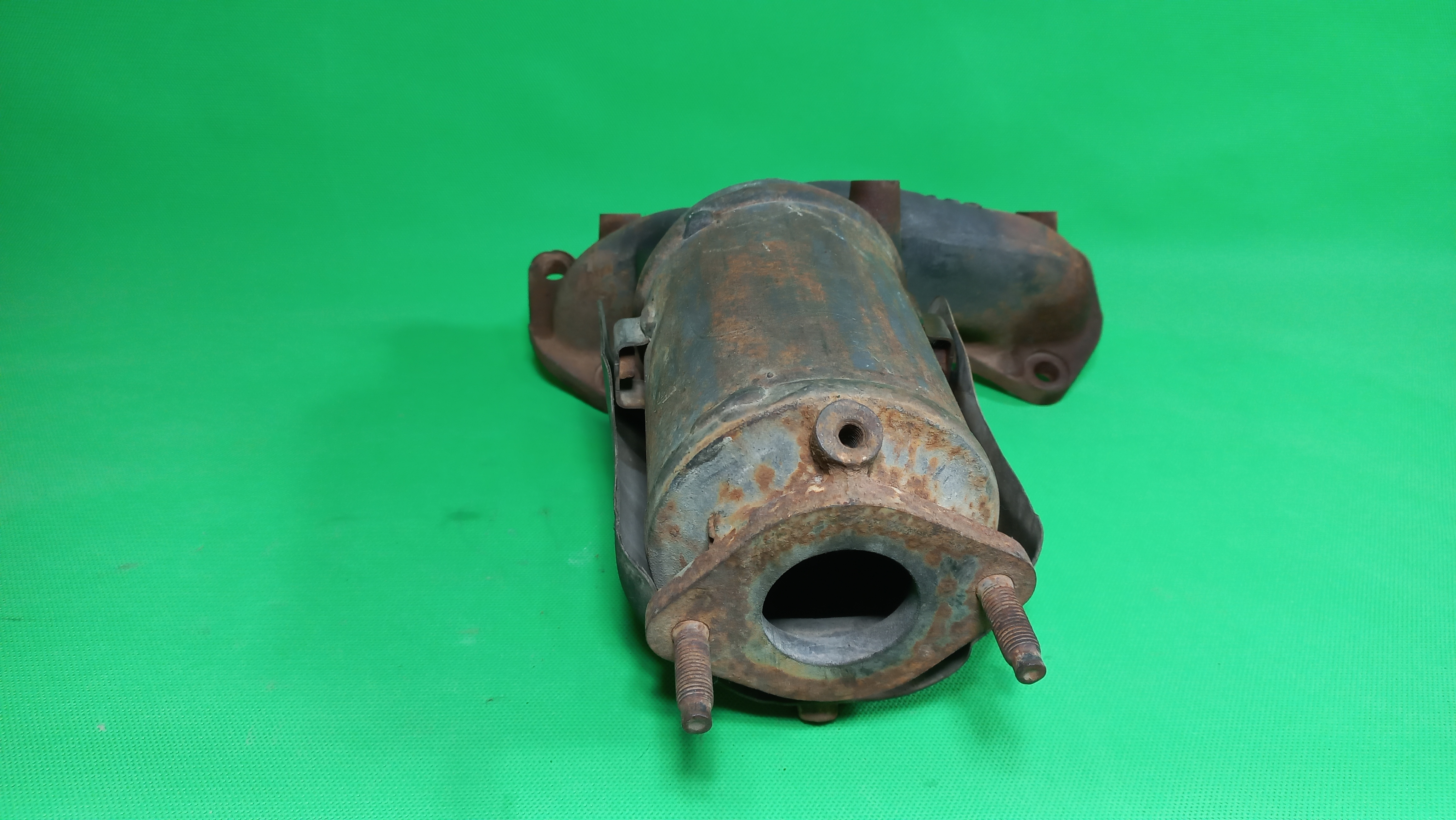 کاتالیزور چپ و راست روی موتور آزرا