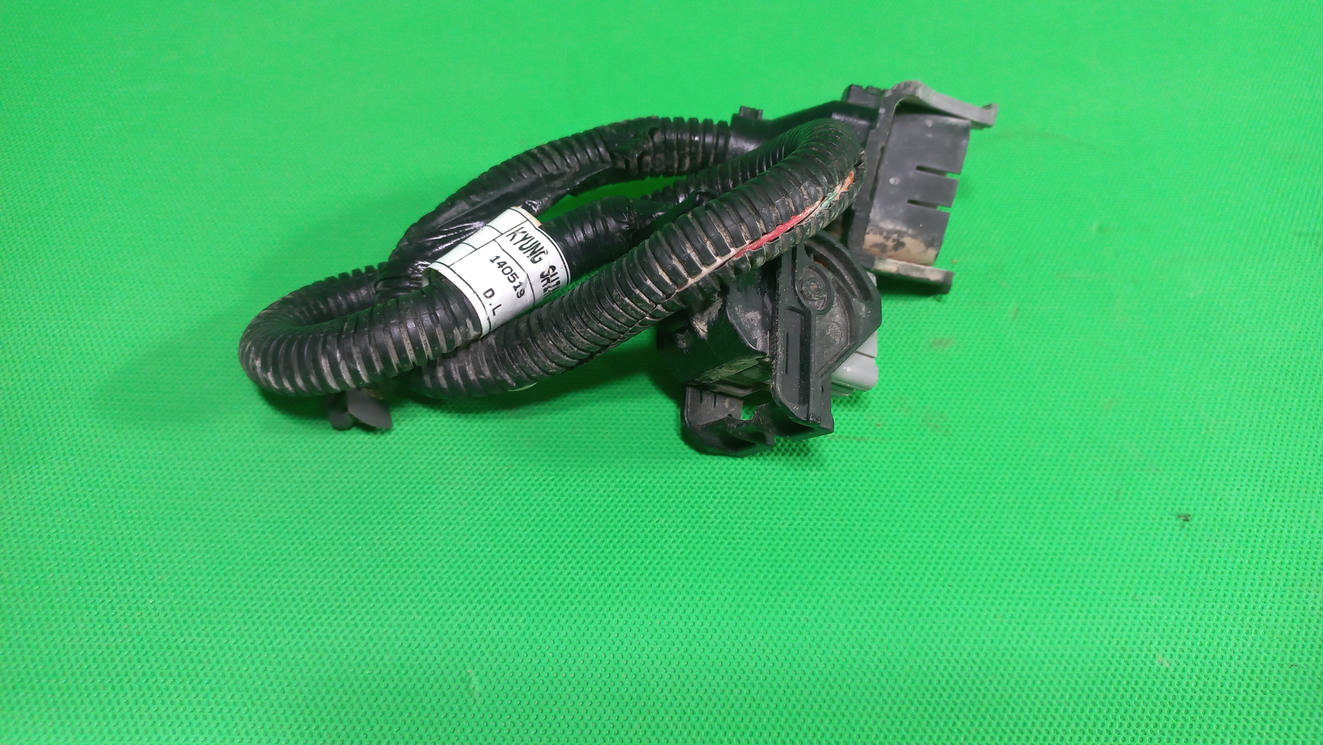 دسته سیم روی موتور جنسیس